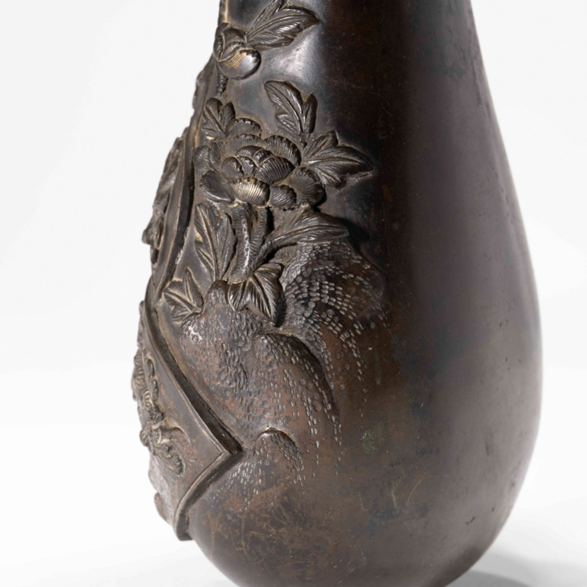 A CHINESE BRONZE 'BIRDS AND FLOWERS' WALL VASE - Image 8 of 8