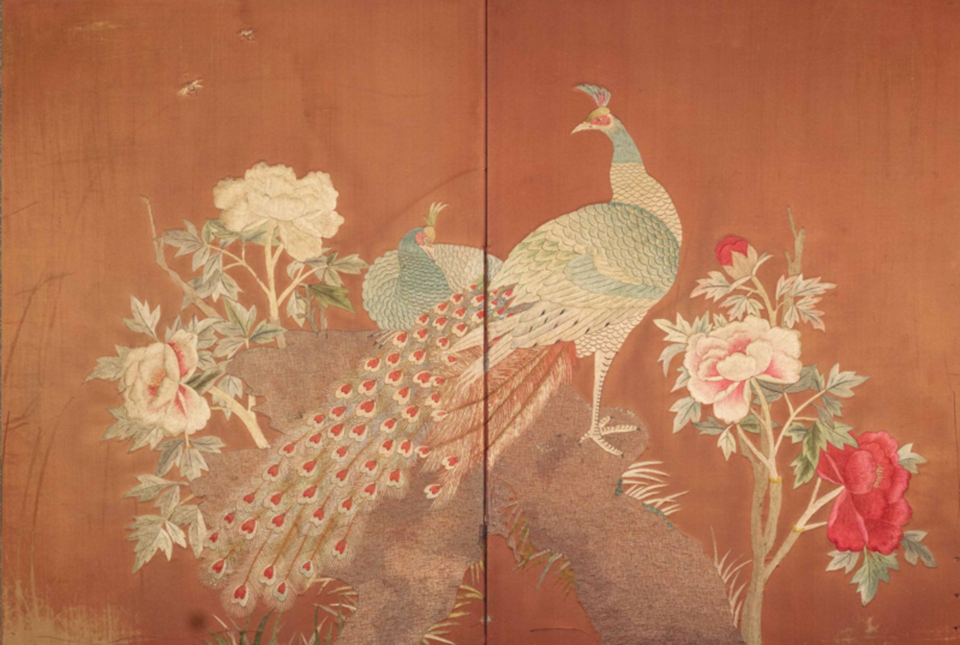 A TWO-PANEL FOLDING SCREEN WITH EMBROIDERED PEONY AND PEACOCK 孔雀牡丹圖刺繡 屏風 - Image 2 of 7