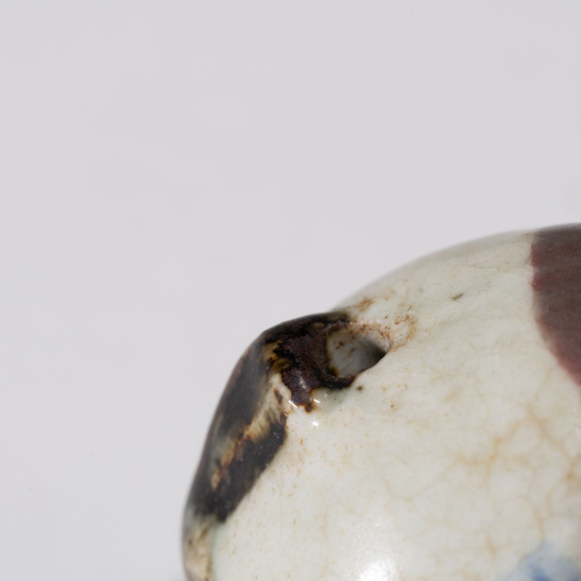 A SMALL KOREAN PEACH-FORM PORCELAIN WATER DROPPER, JOSEON DYNASTY - Bild 4 aus 7