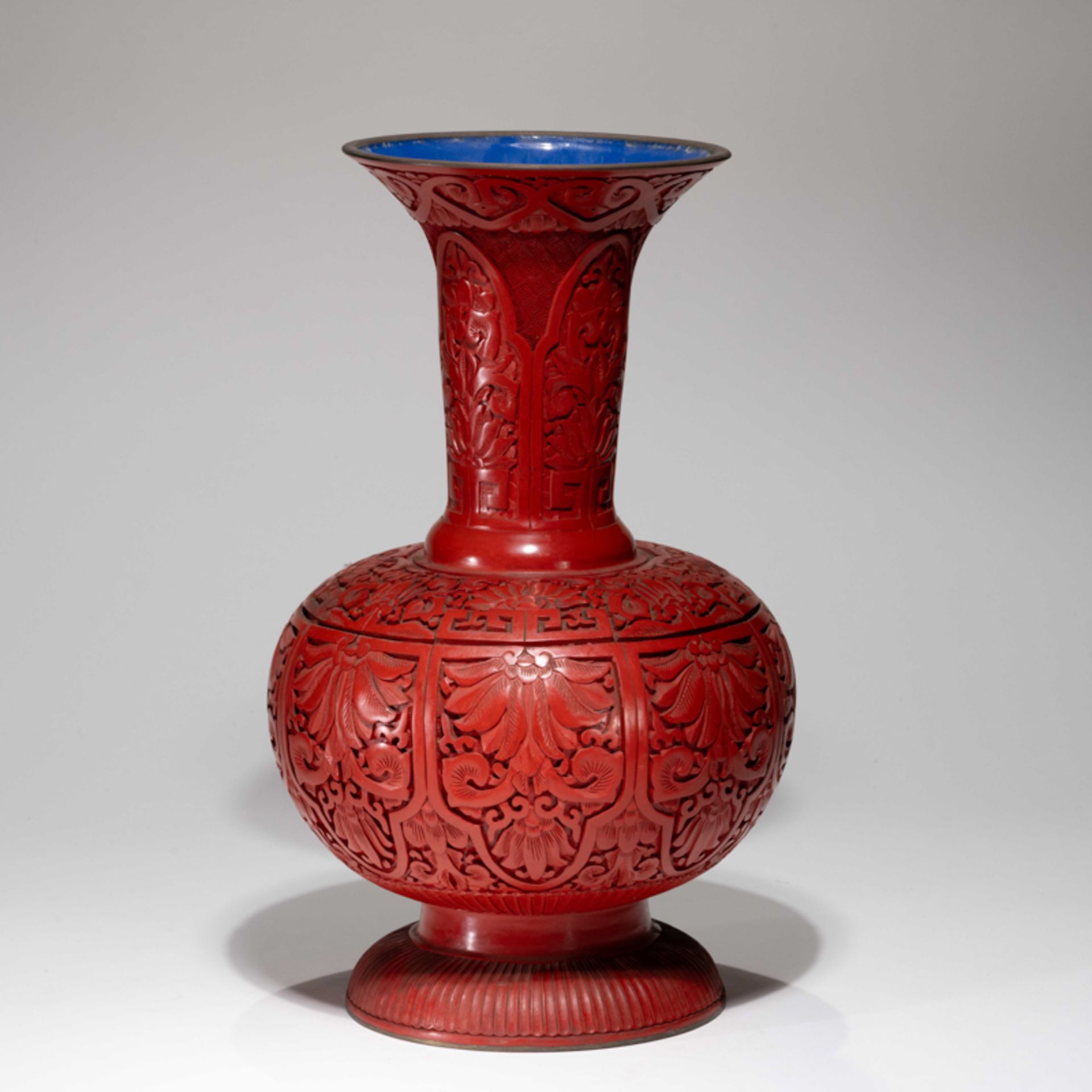 A LARGE CHINESE RED LACQUER VASE,1980S - Image 2 of 9