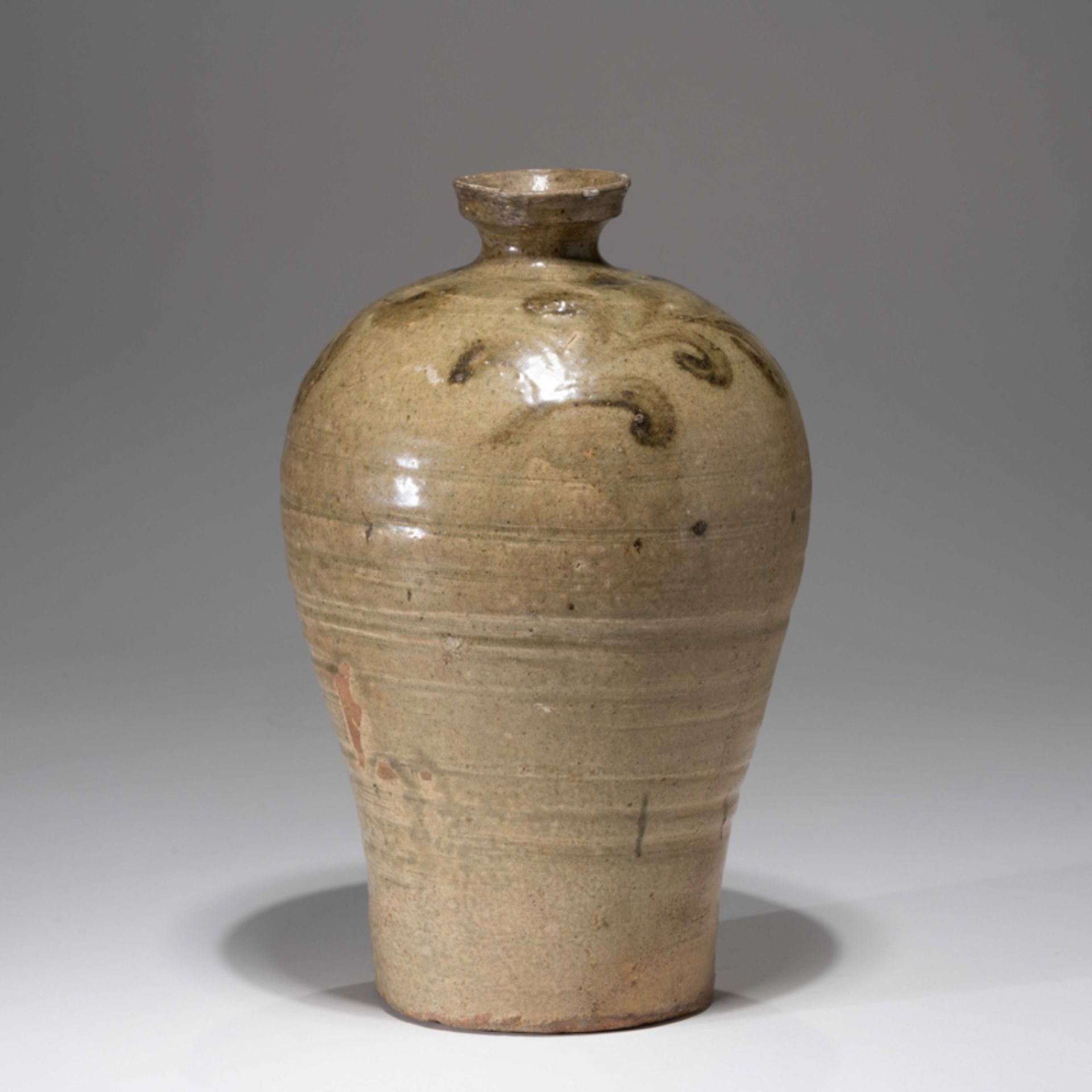 A KOREAN UNDERGLAZE-IRON PAINTED CELADON ' FOLIAGE' VASE, JOSEON DYNASTY - Bild 3 aus 8