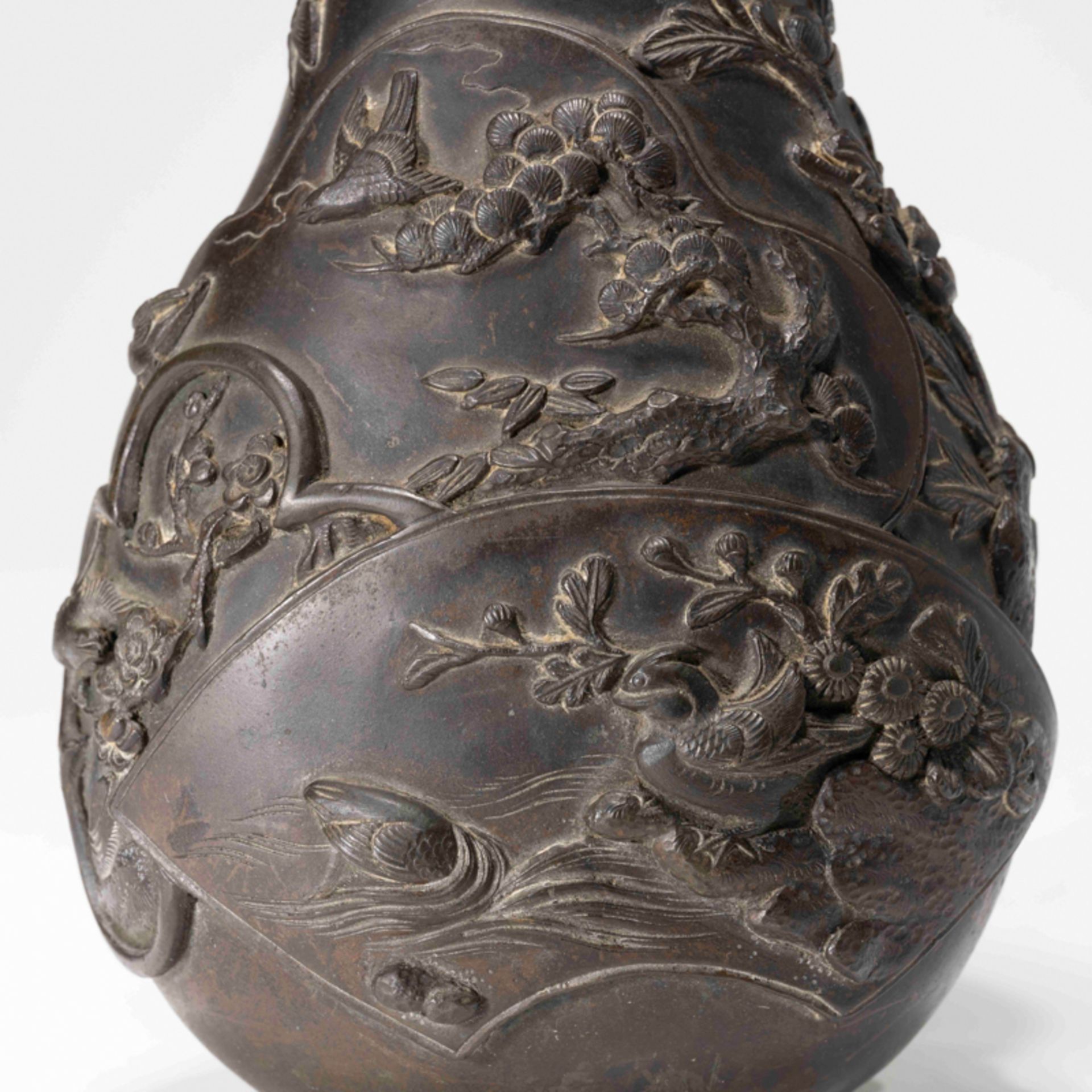 A CHINESE BRONZE 'BIRDS AND FLOWERS' WALL VASE - Image 3 of 8