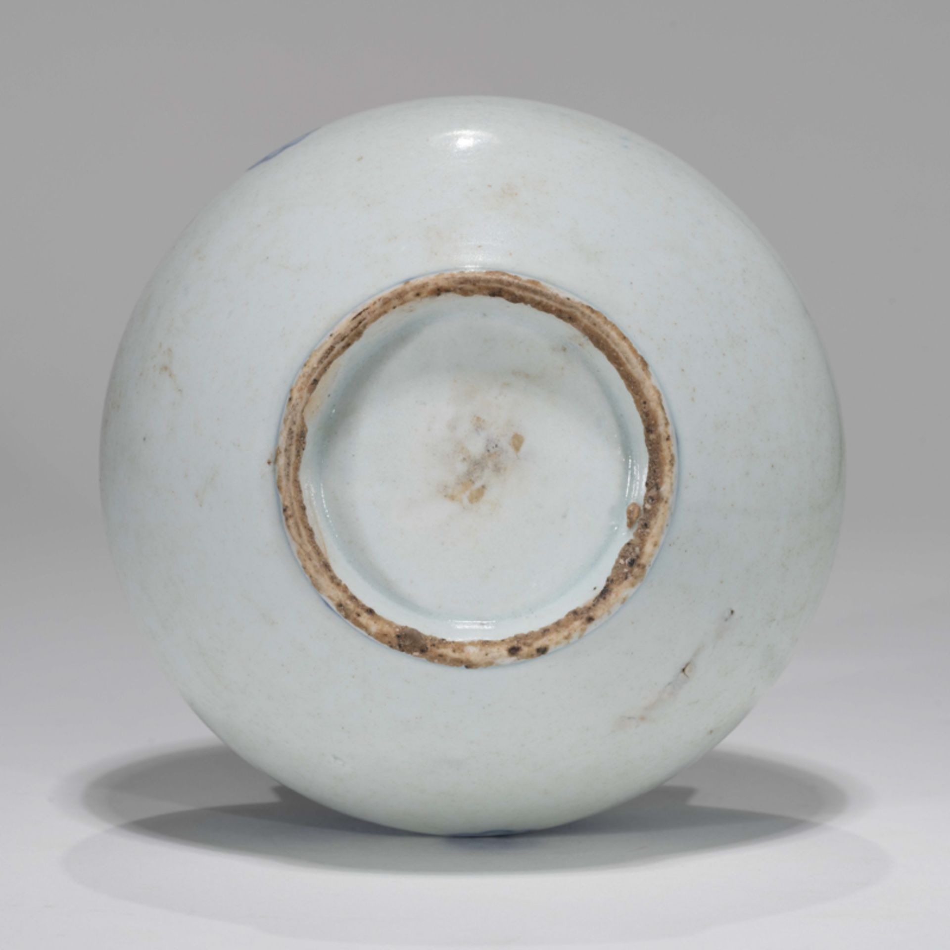 A KOREAN BLUE AND WHITE ‘AUSPICIOUS SYMBOLS AND FLOWERS’ ROUND POT, JOSEON DYNASTY - Image 7 of 8