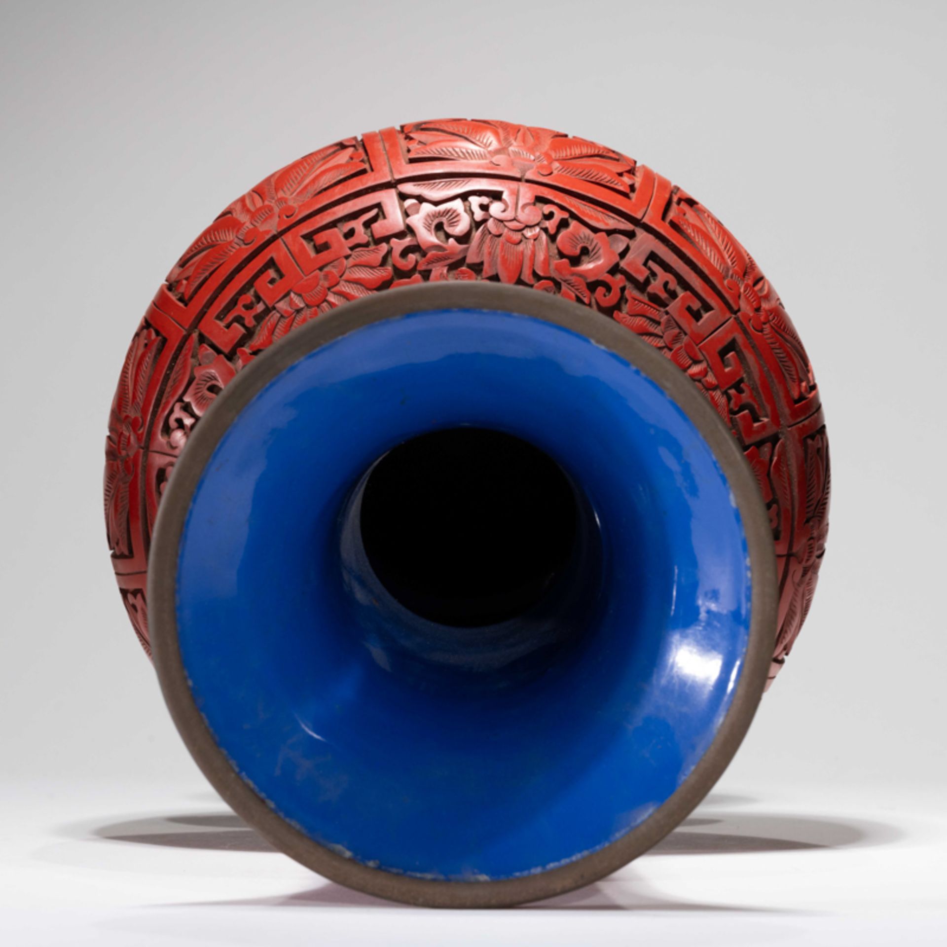 A LARGE CHINESE RED LACQUER VASE,1980S - Image 7 of 9