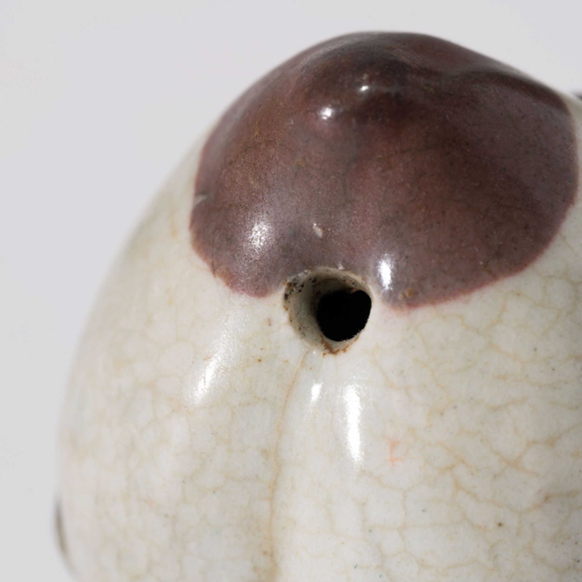 A SMALL KOREAN PEACH-FORM PORCELAIN WATER DROPPER, JOSEON DYNASTY - Bild 7 aus 7