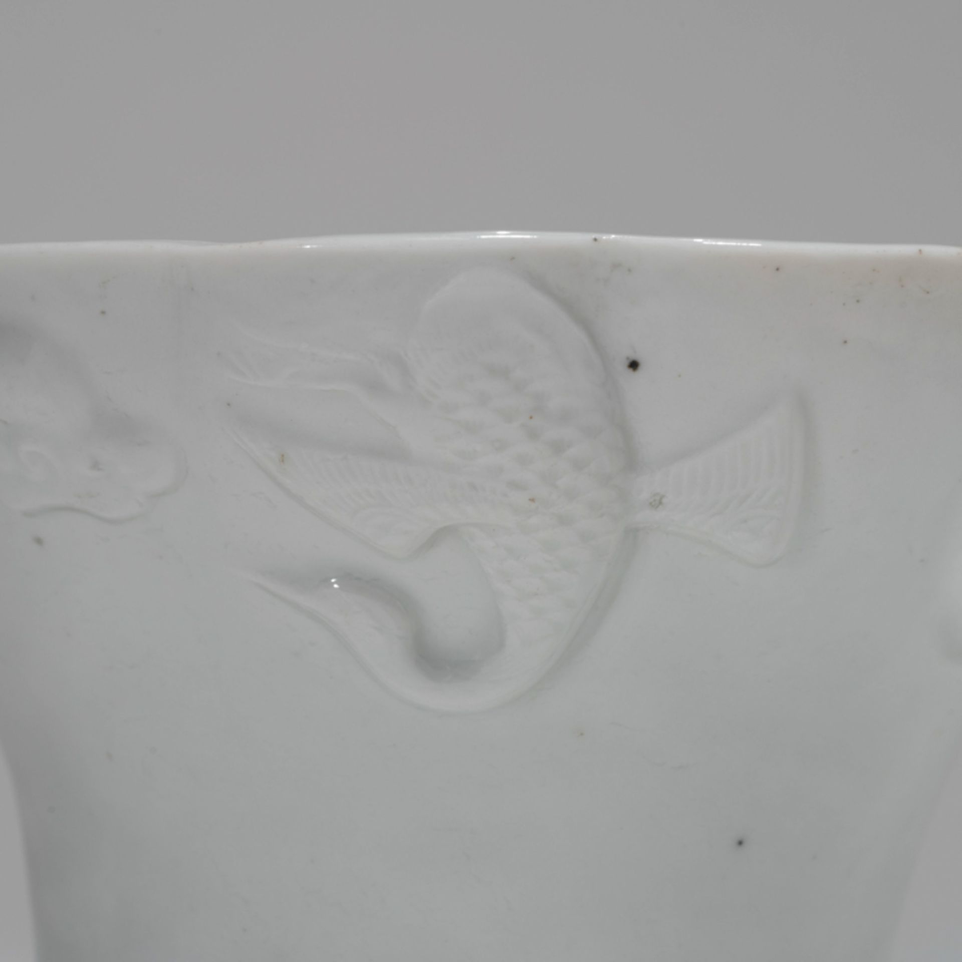 A LARGE KOERAN WHITE GLAZED 'DRAGON, CRANE' CUP, JOSEON DYNASTY - Bild 4 aus 8