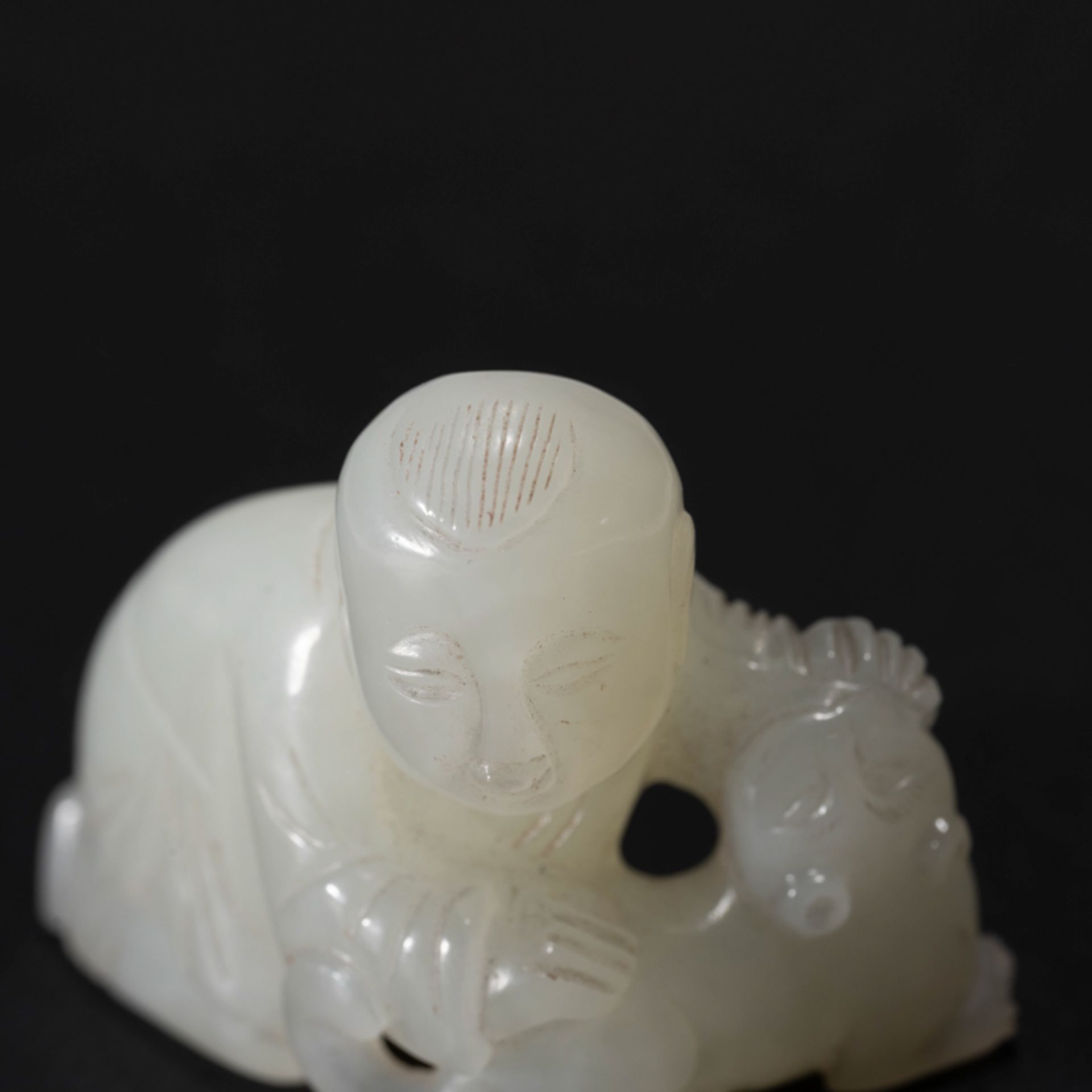 A CHINESE WHITE JADE 'BOY AND TIGER' ORNAMENT - Image 9 of 10