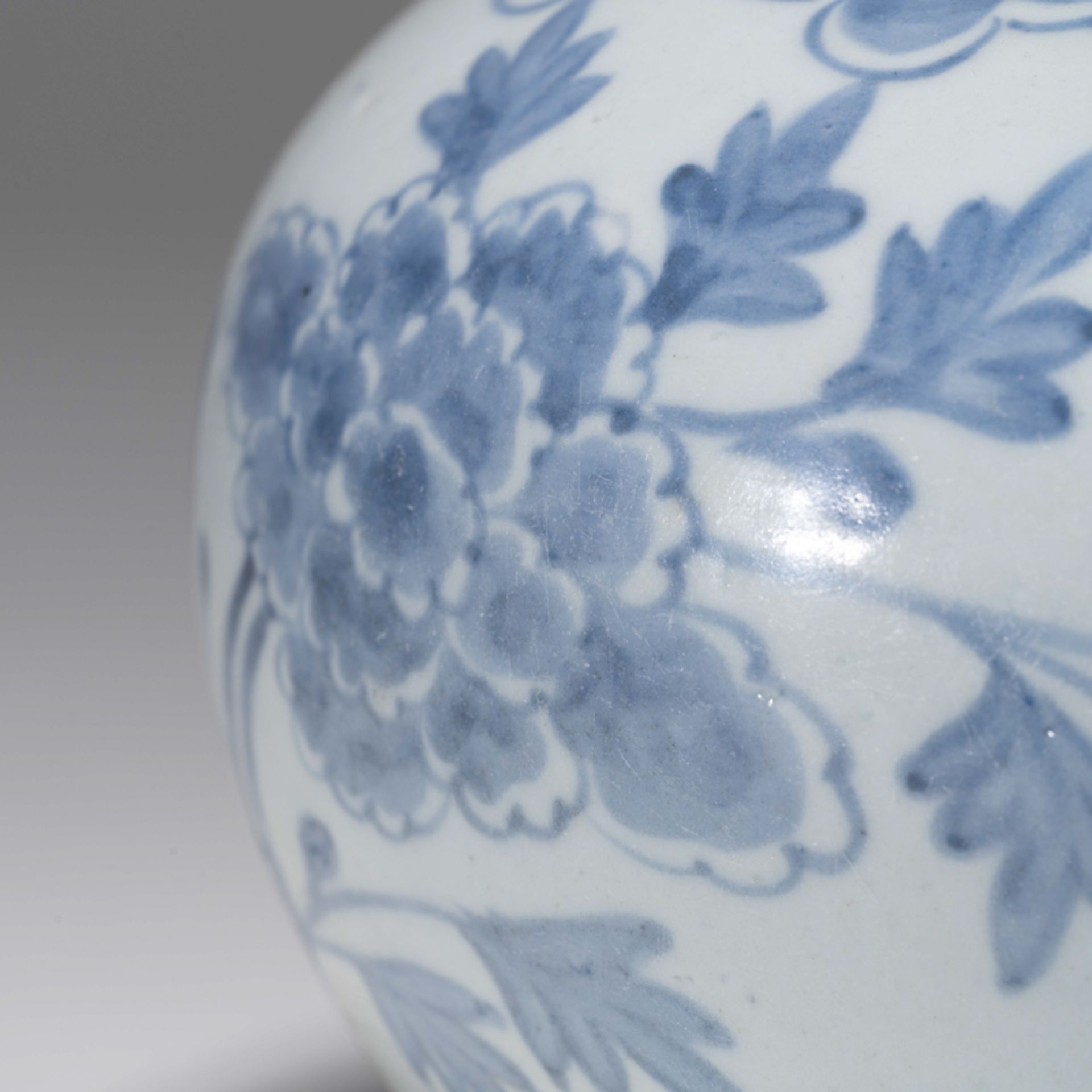 A KOREAN BLUE AND WHITE 'PEONY' ROUND POT, JOSEON DYNASTY - Image 5 of 9