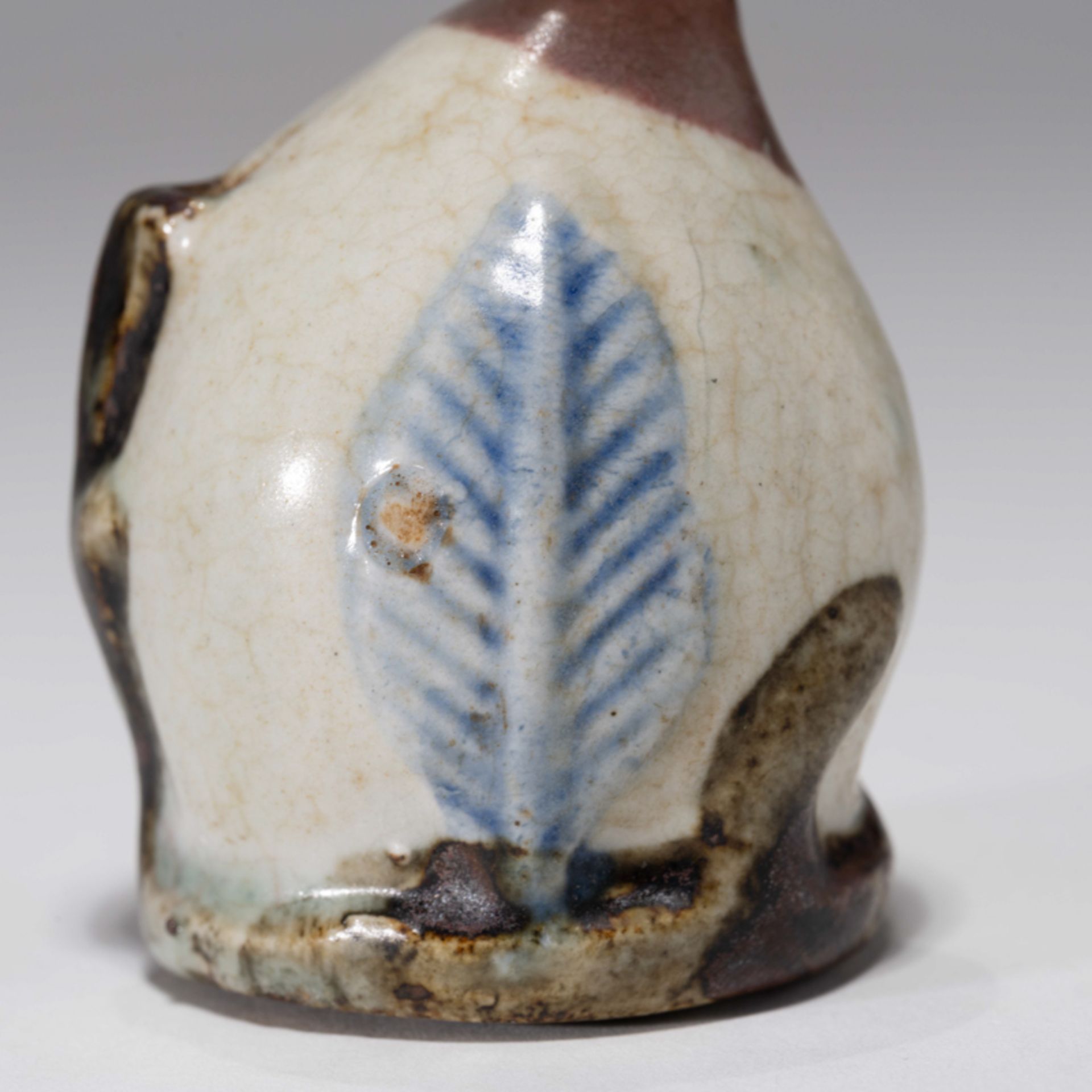 A SMALL KOREAN PEACH-FORM PORCELAIN WATER DROPPER, JOSEON DYNASTY - Bild 5 aus 7