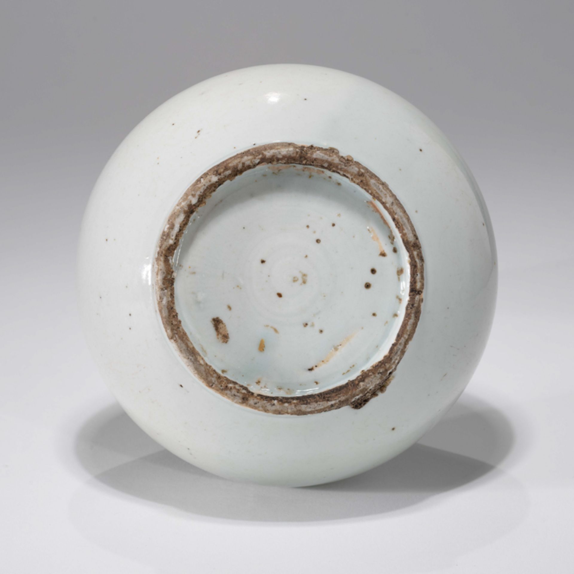 A KOREAN WHITE GLAZED BOTTLE VASE, JOSEON DYNASTY - Image 7 of 8