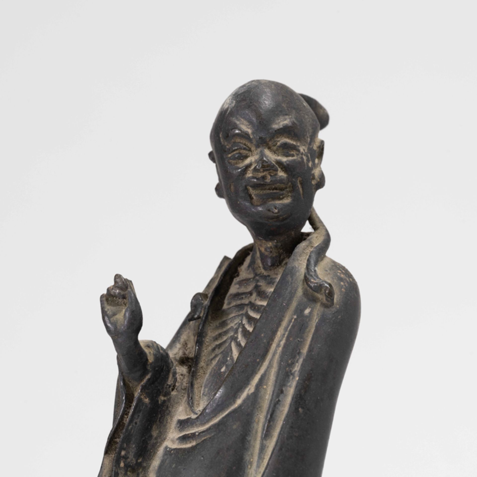 A CHINESE BRONZE FIGURE, QING DYNASTY - Image 4 of 8