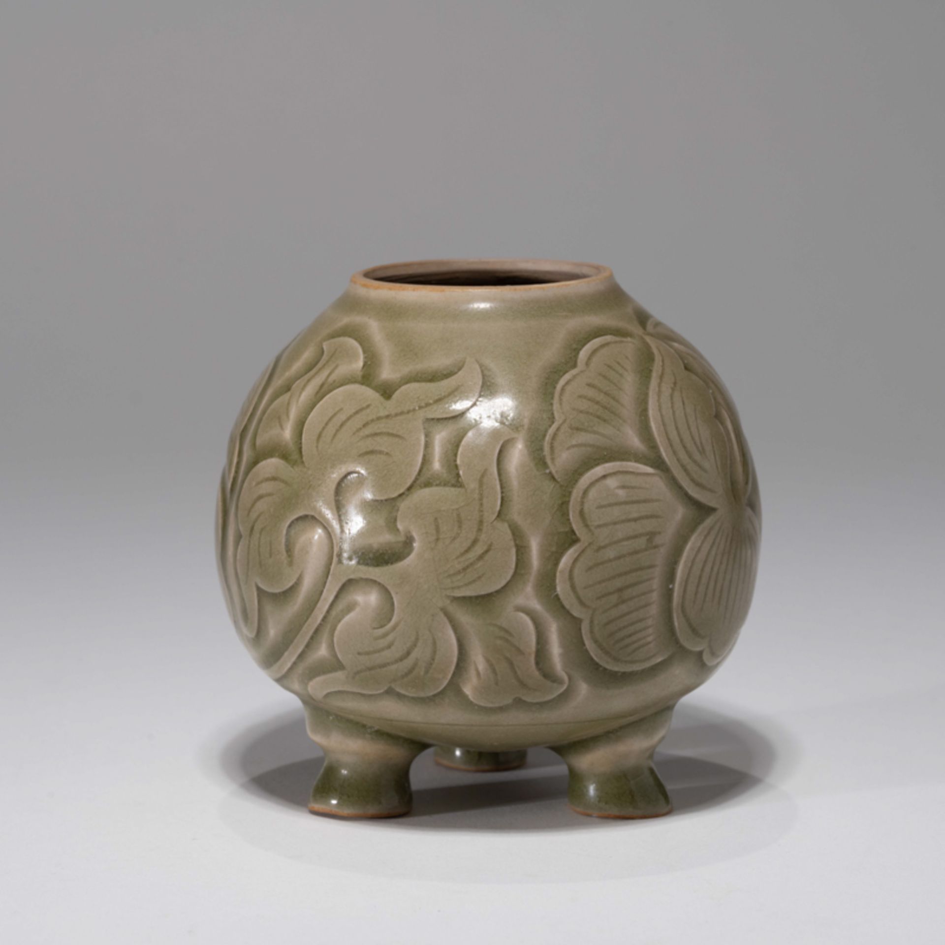 A CHINESE YAOZHOU CELADON TRIPOD CENSER - Bild 3 aus 9