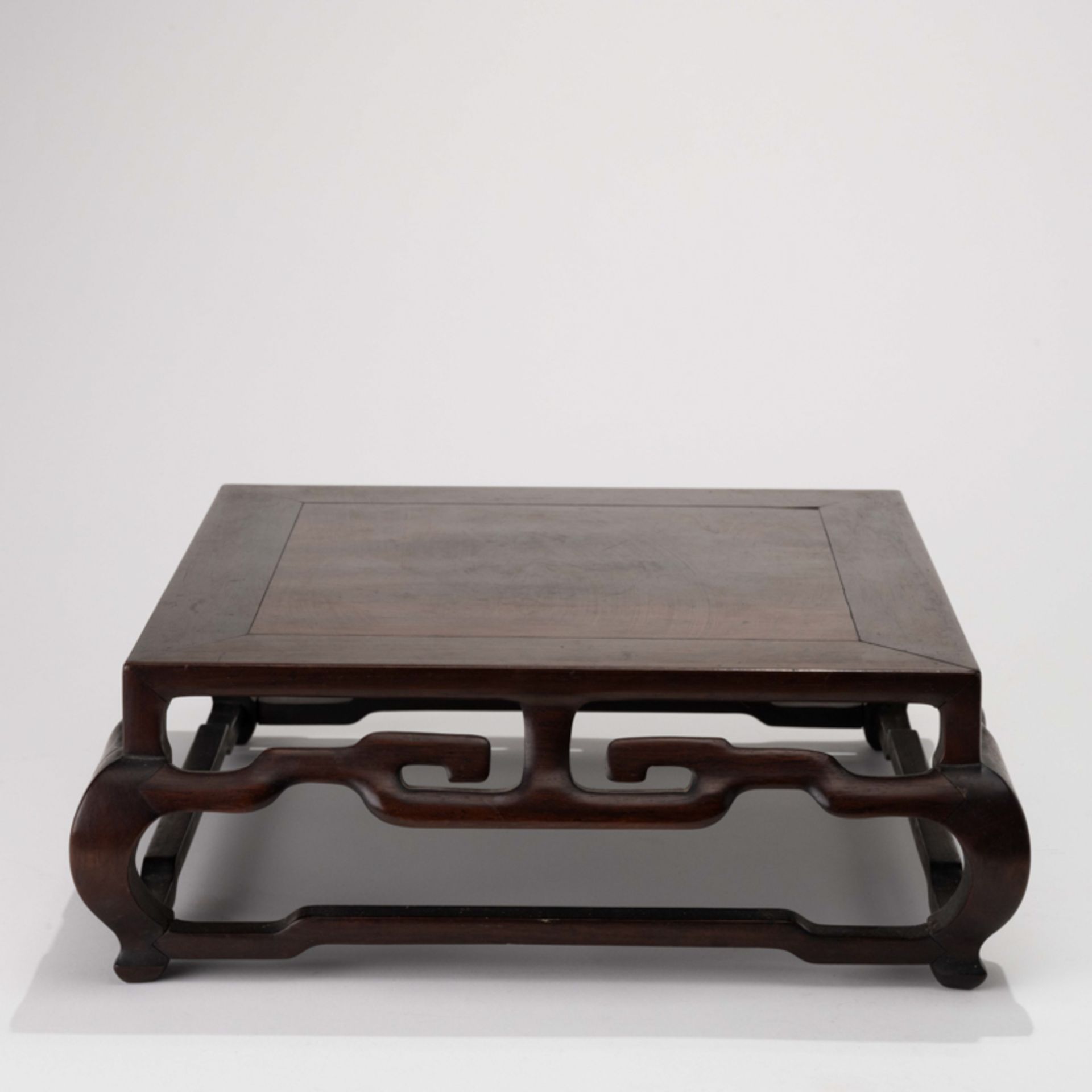 A CHINESE WOOD TABLE - Image 2 of 6