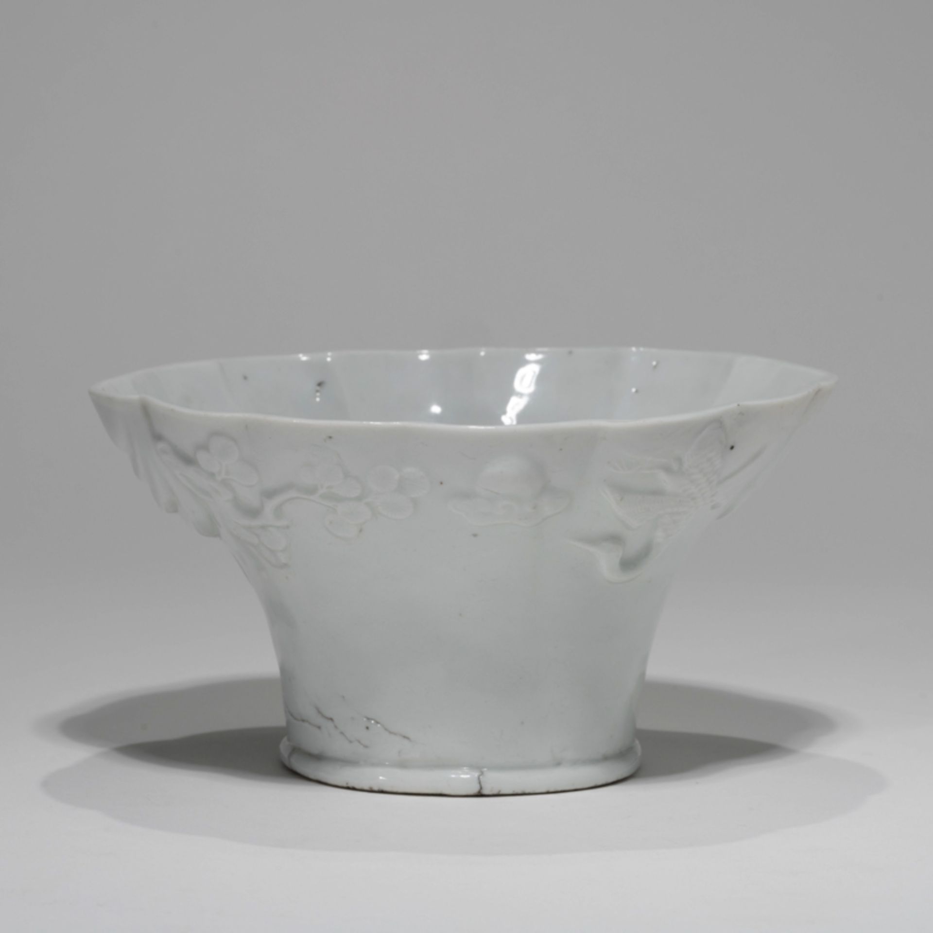 A LARGE KOERAN WHITE GLAZED 'DRAGON, CRANE' CUP, JOSEON DYNASTY - Bild 3 aus 8