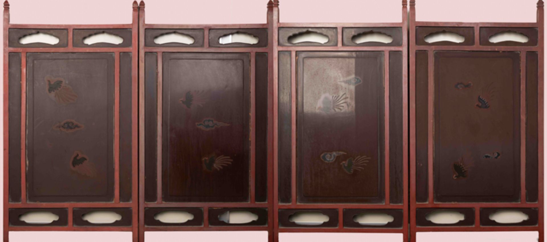 A CHINESE MOTHER-OF-PEARL INLAID LACQUER FOUR-PANEL FOLDING SCREEN  - Bild 2 aus 8