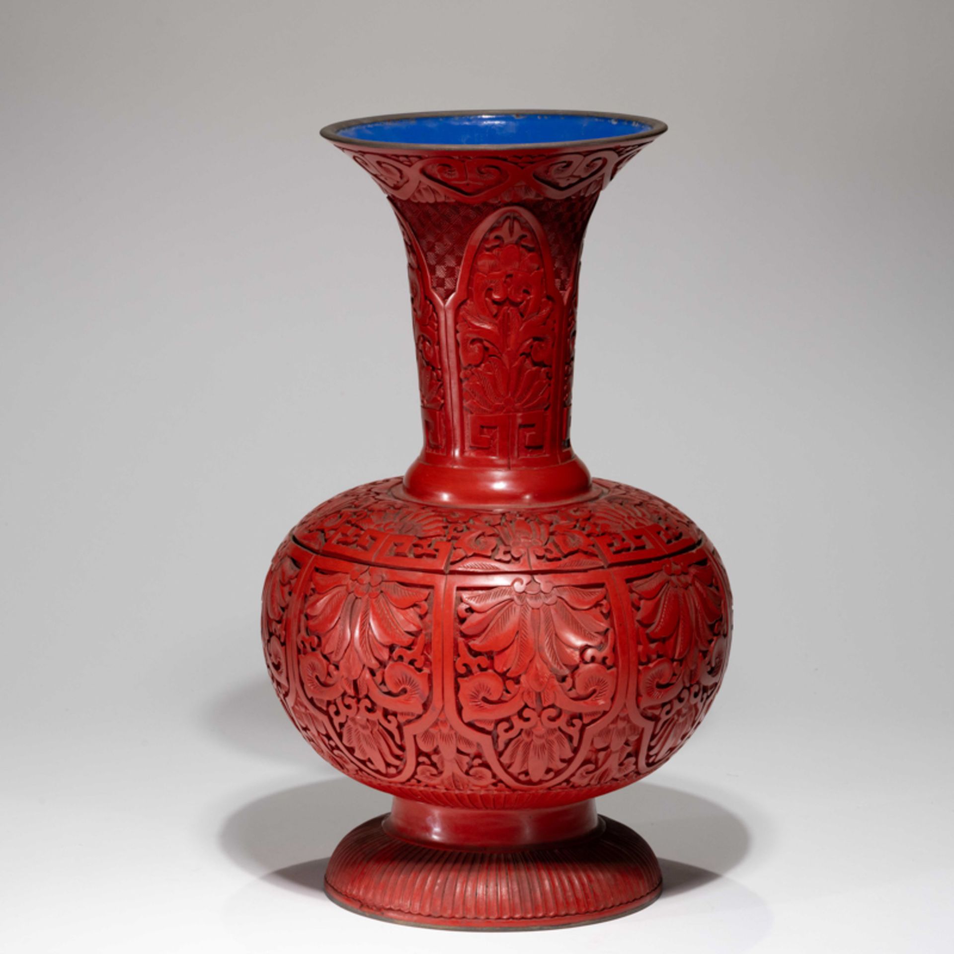 A LARGE CHINESE RED LACQUER VASE,1980S - Image 3 of 9