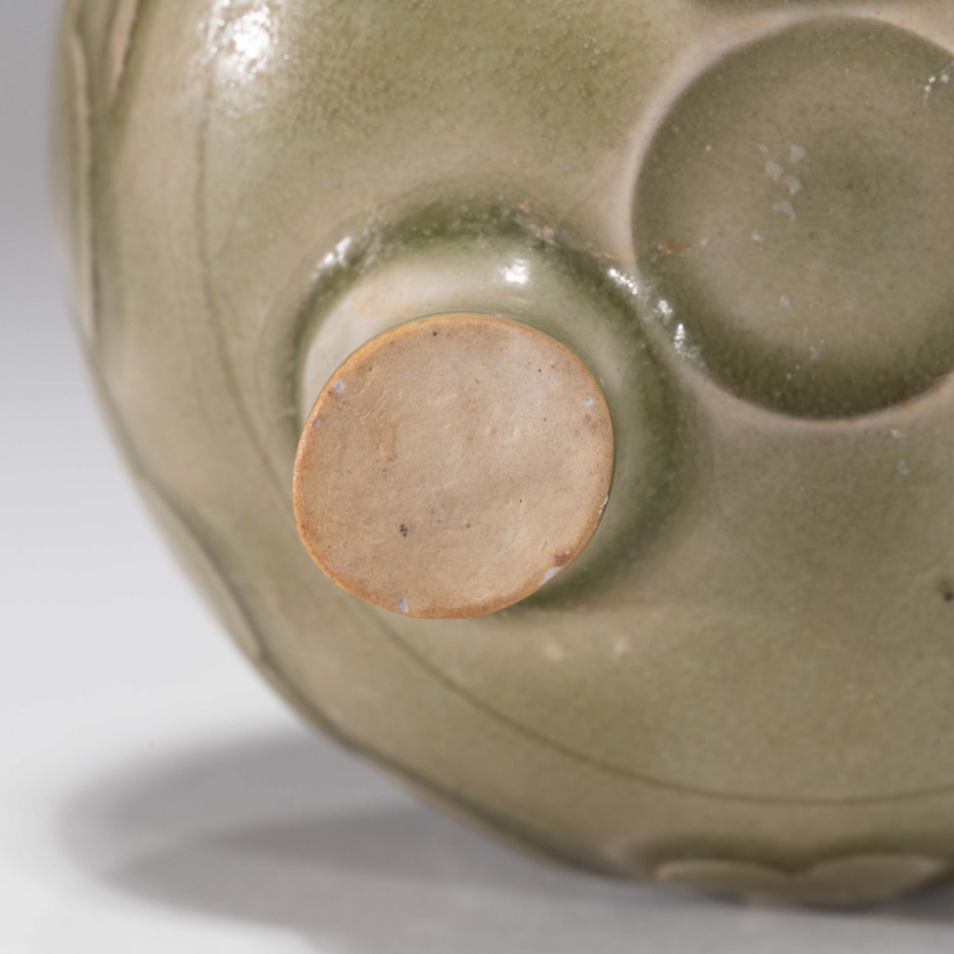 A CHINESE YAOZHOU CELADON TRIPOD CENSER - Bild 8 aus 9