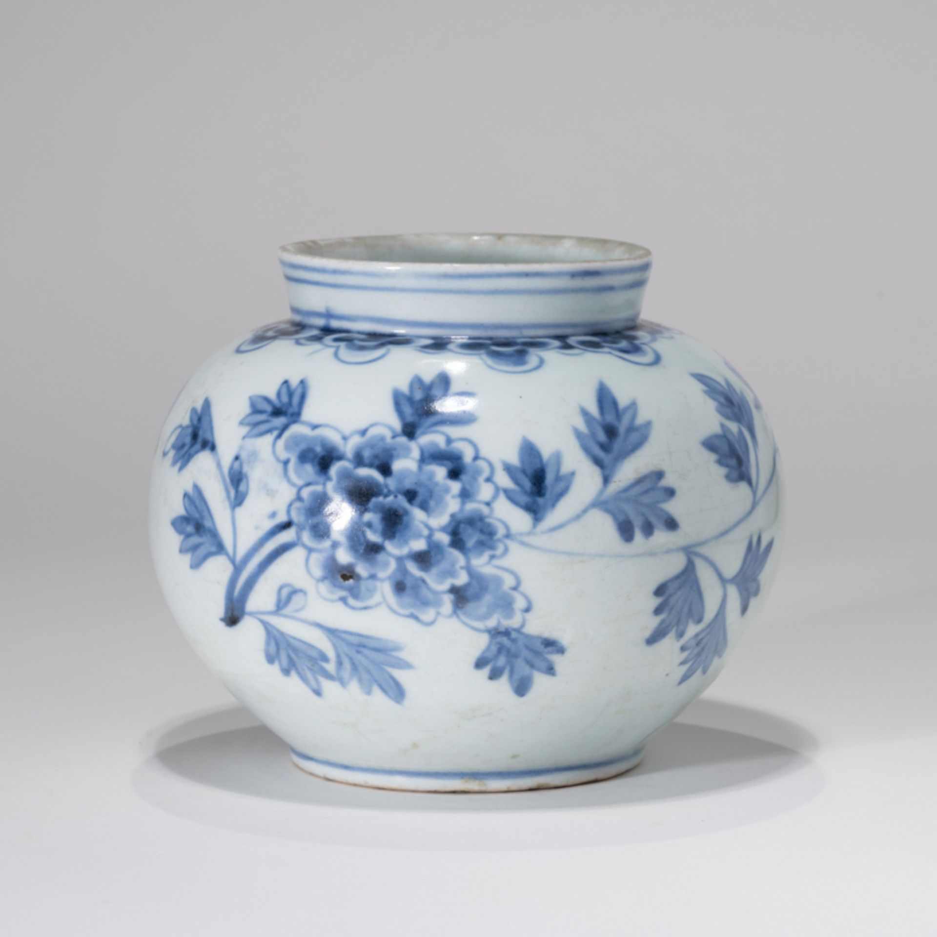 A KOREAN BLUE AND WHITE ‘PEONY' ROUND POT, JOSEON DYNASTY - Image 3 of 8
