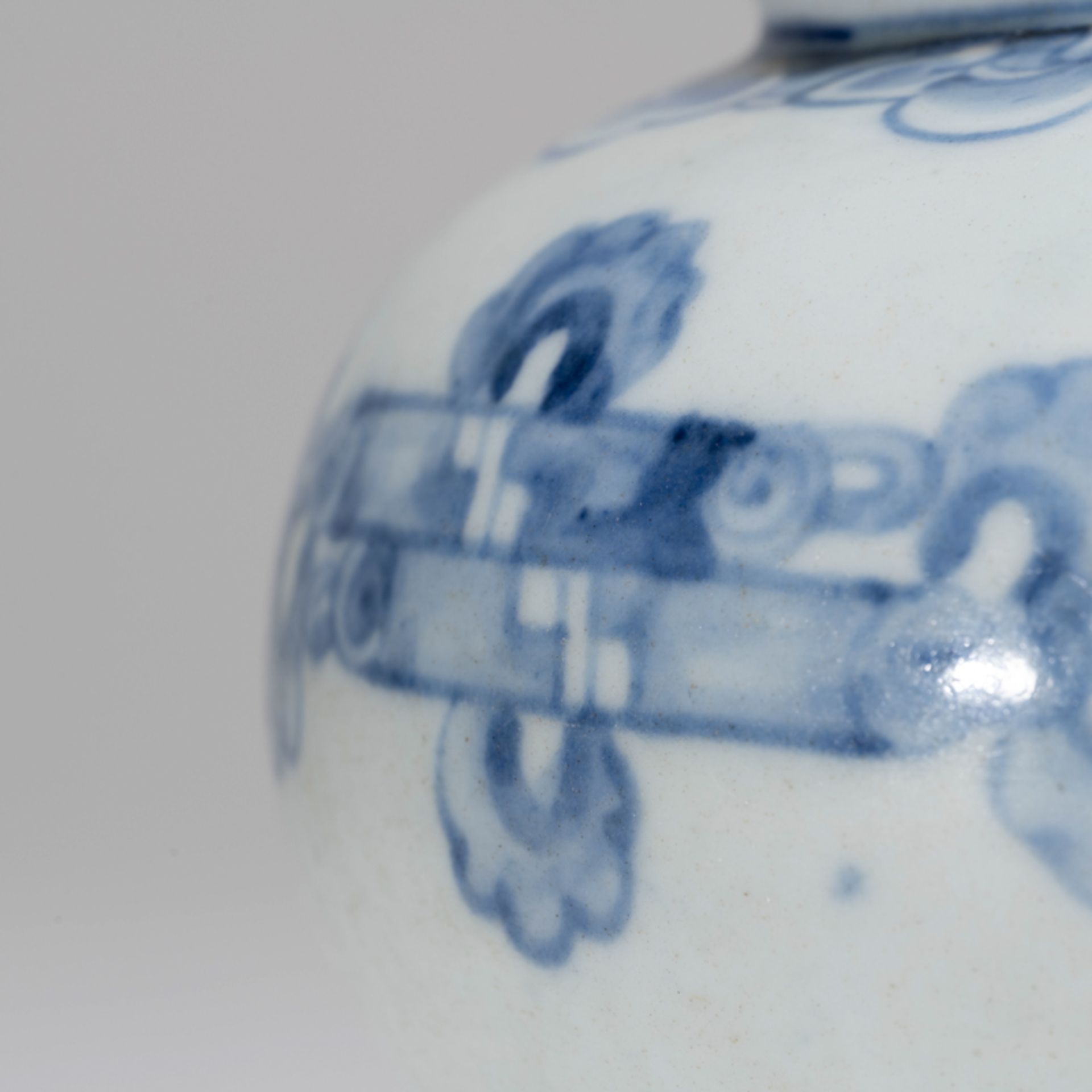 A KOREAN BLUE AND WHITE ‘AUSPICIOUS SYMBOLS AND FLOWERS’ ROUND POT, JOSEON DYNASTY - Image 4 of 8