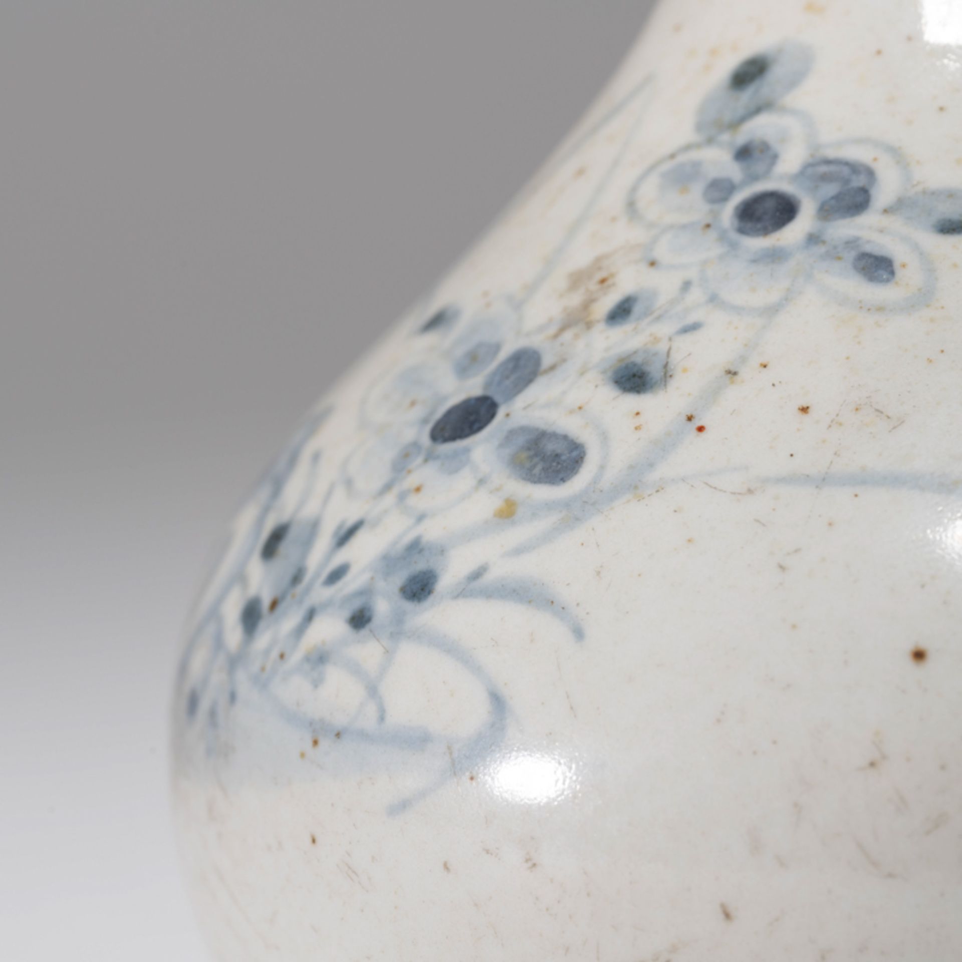 A KOREAN BLUE AND WHITE 'FLOWER' BOTTLE VASE, JOSEON DYNASTY - Image 5 of 8