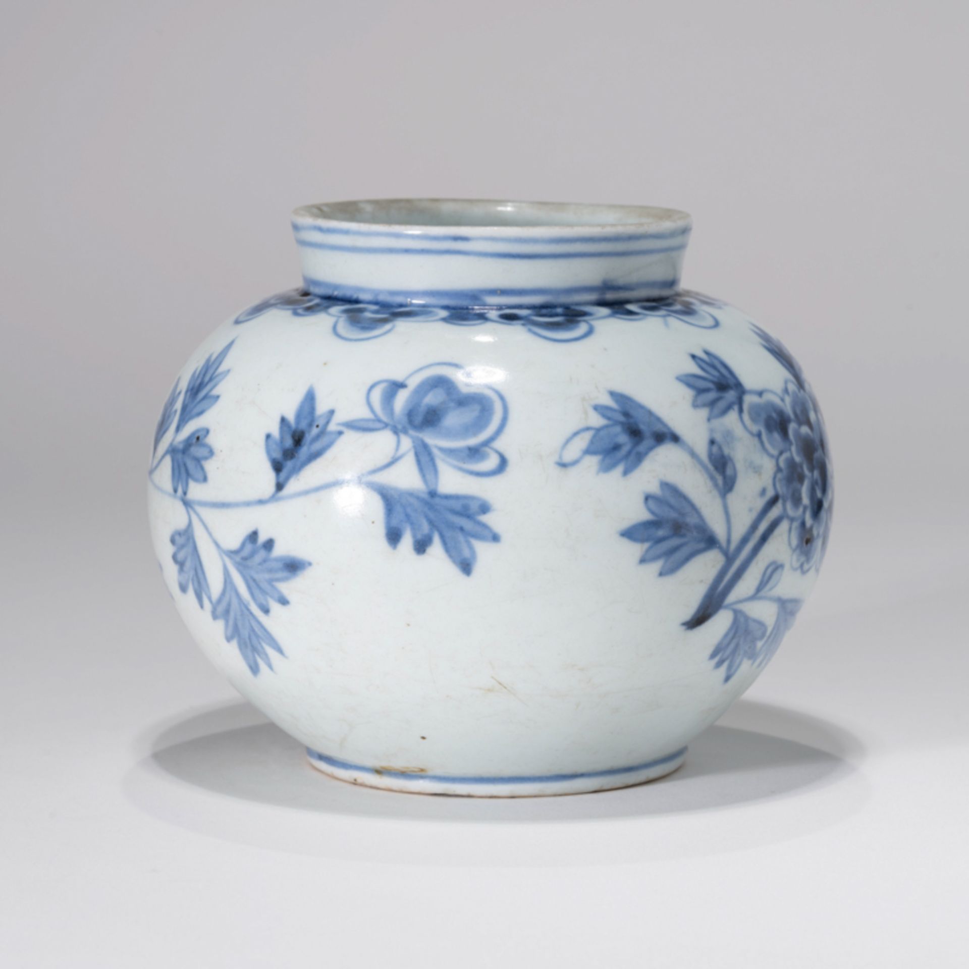 A KOREAN BLUE AND WHITE ‘PEONY' ROUND POT, JOSEON DYNASTY - Image 2 of 8