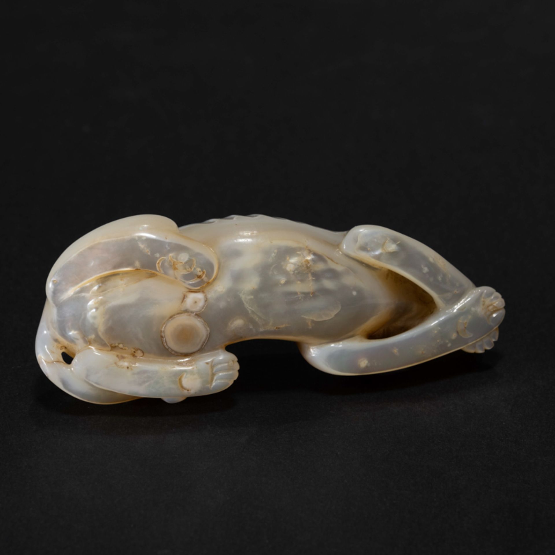 A CHINESE SEASHELL DOG-FORM ORNAMENT - Image 4 of 8