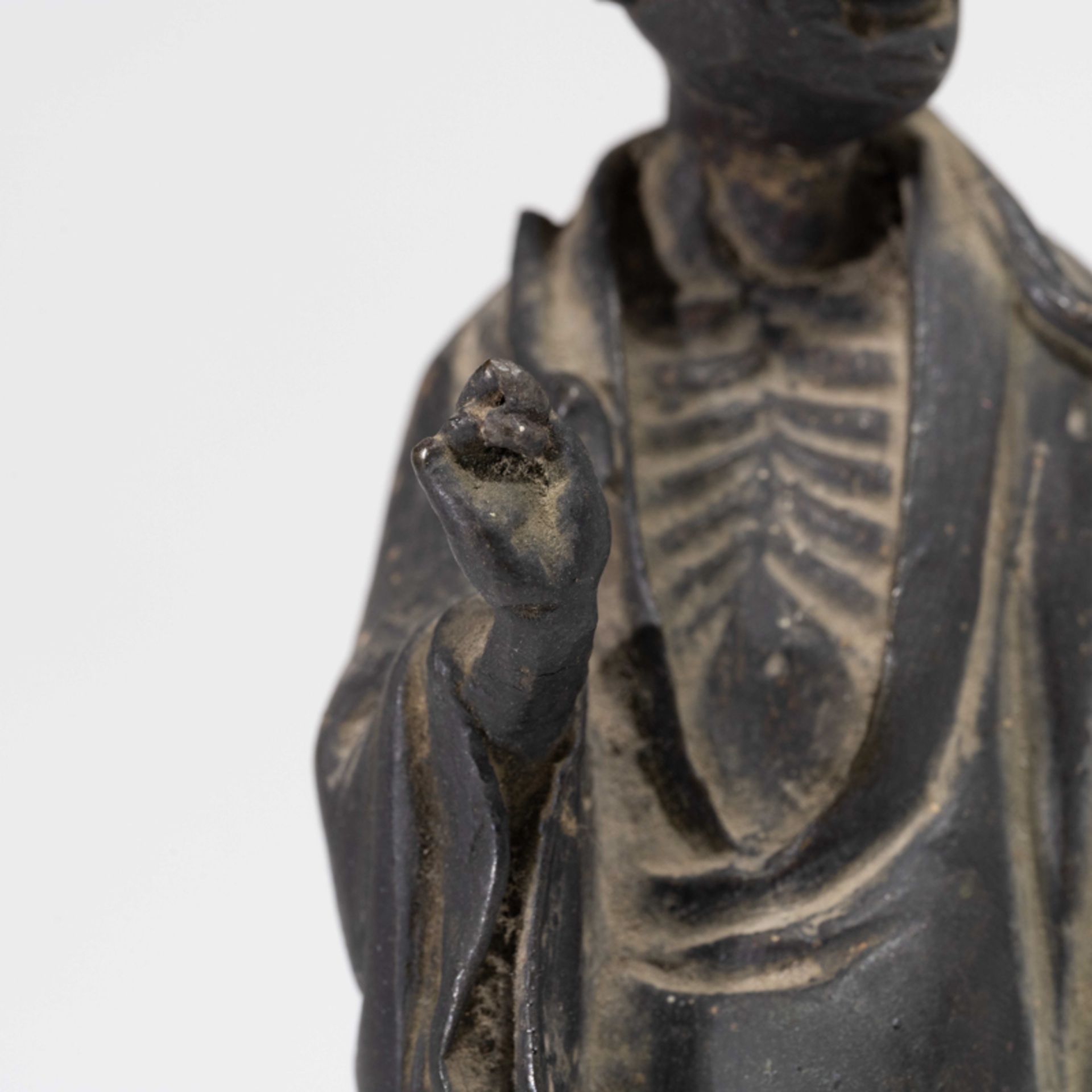 A CHINESE BRONZE FIGURE, QING DYNASTY - Image 6 of 8