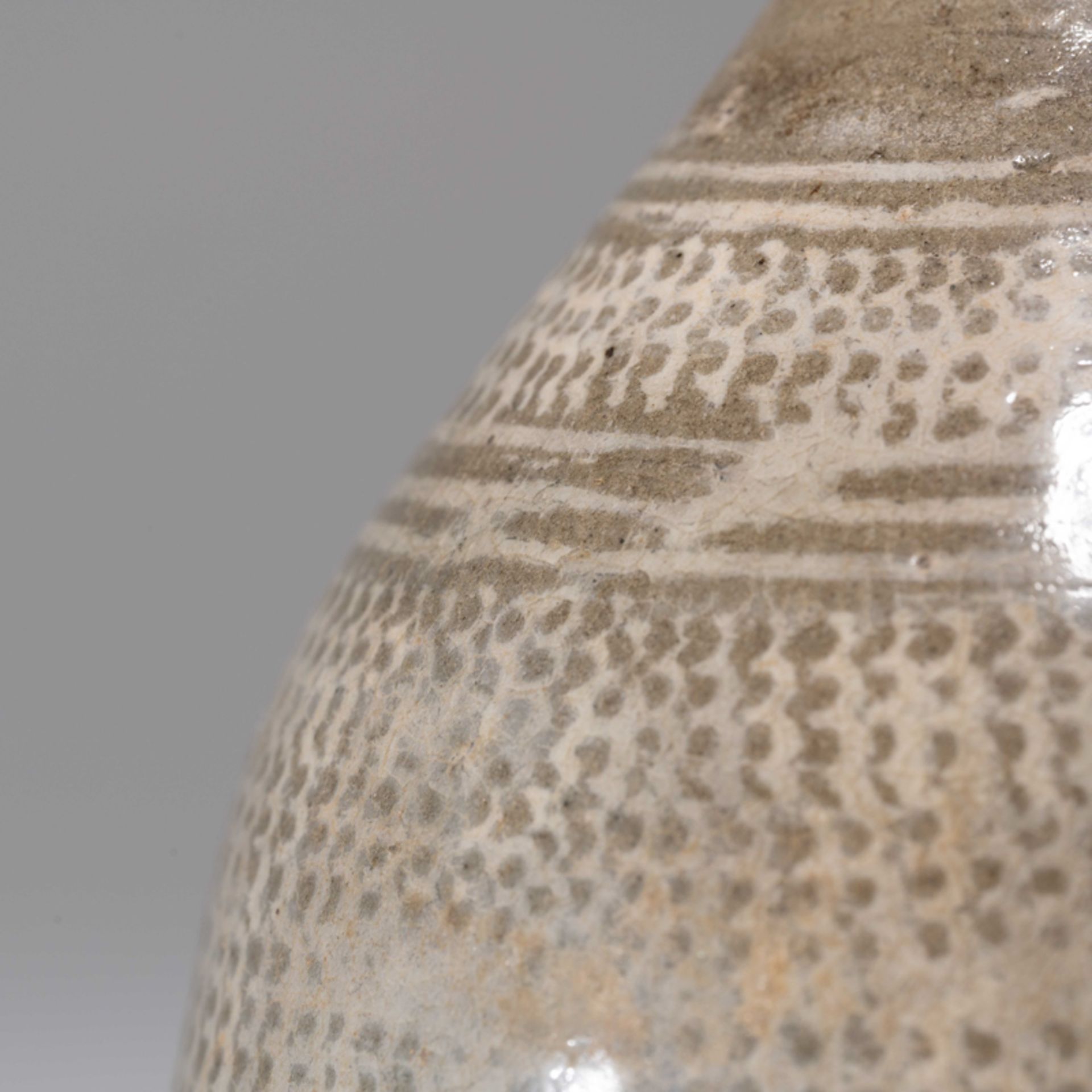 A KOREAN WHITE SLIP INLAID BUNCHEONG PEAR-SHAPED VASE, JOSEON DYNASTY - Image 5 of 8
