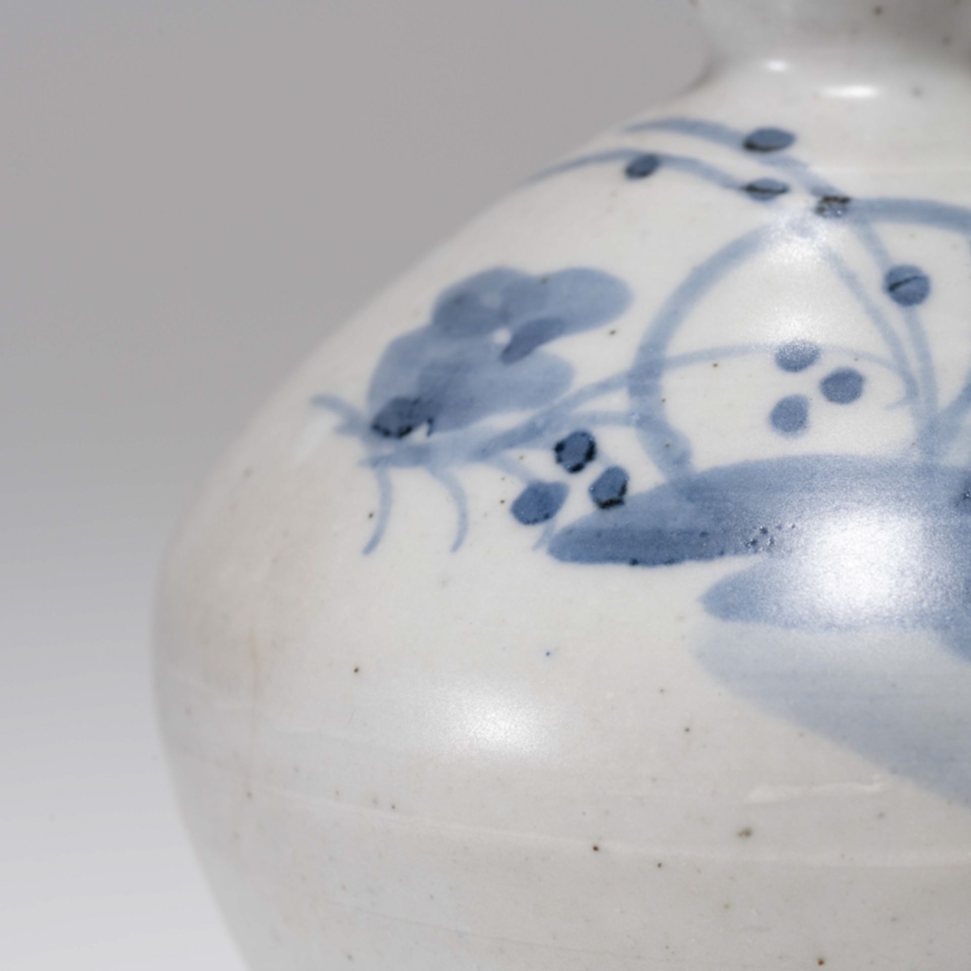 A SMALL KOREAN BLUE AND WHITE 'FLOWER' POT, JOSEON DYNASTY - Image 4 of 8