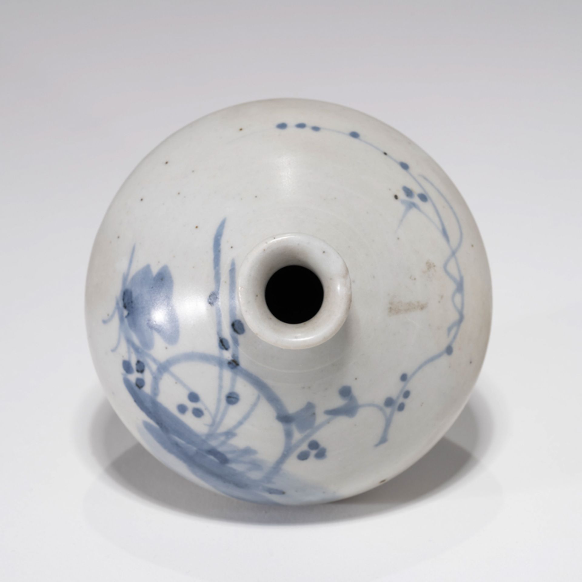 A SMALL KOREAN BLUE AND WHITE 'FLOWER' POT, JOSEON DYNASTY - Image 6 of 8