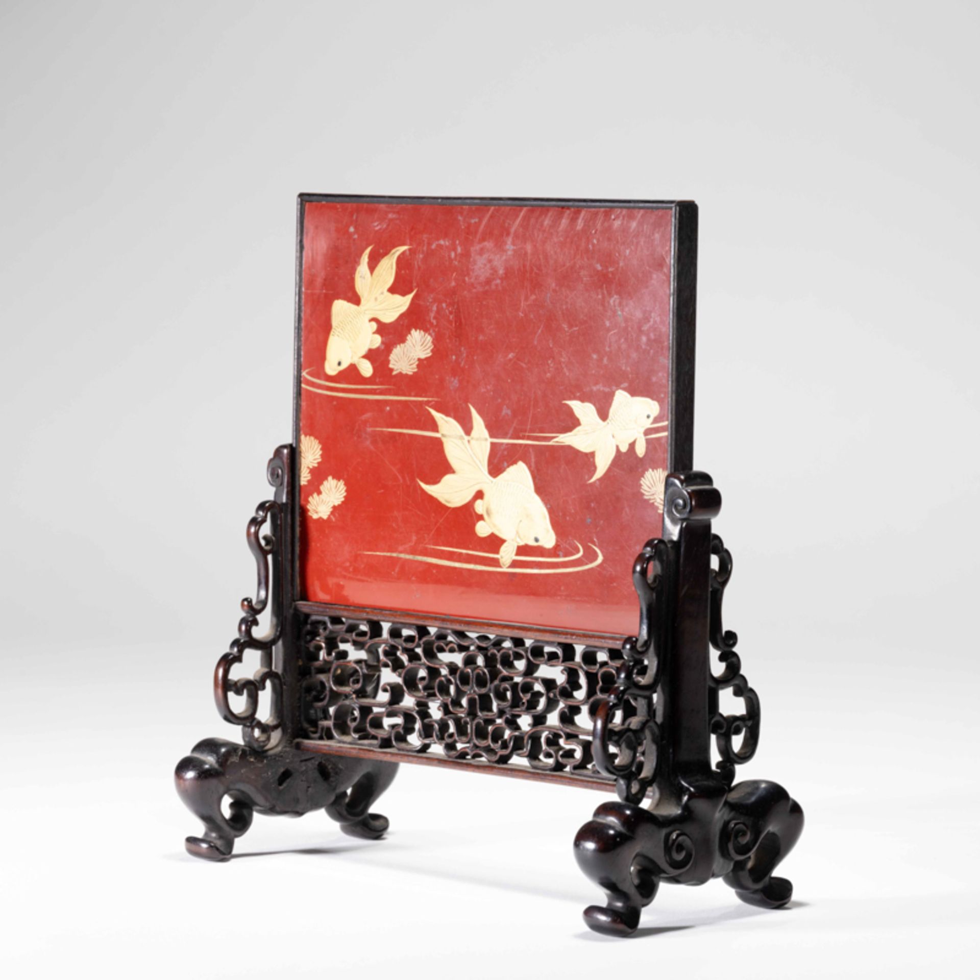 A LACQUER TABLE SCREEN WITH GOLD PAINTED GOLDFISH DESIGN  - Image 2 of 9