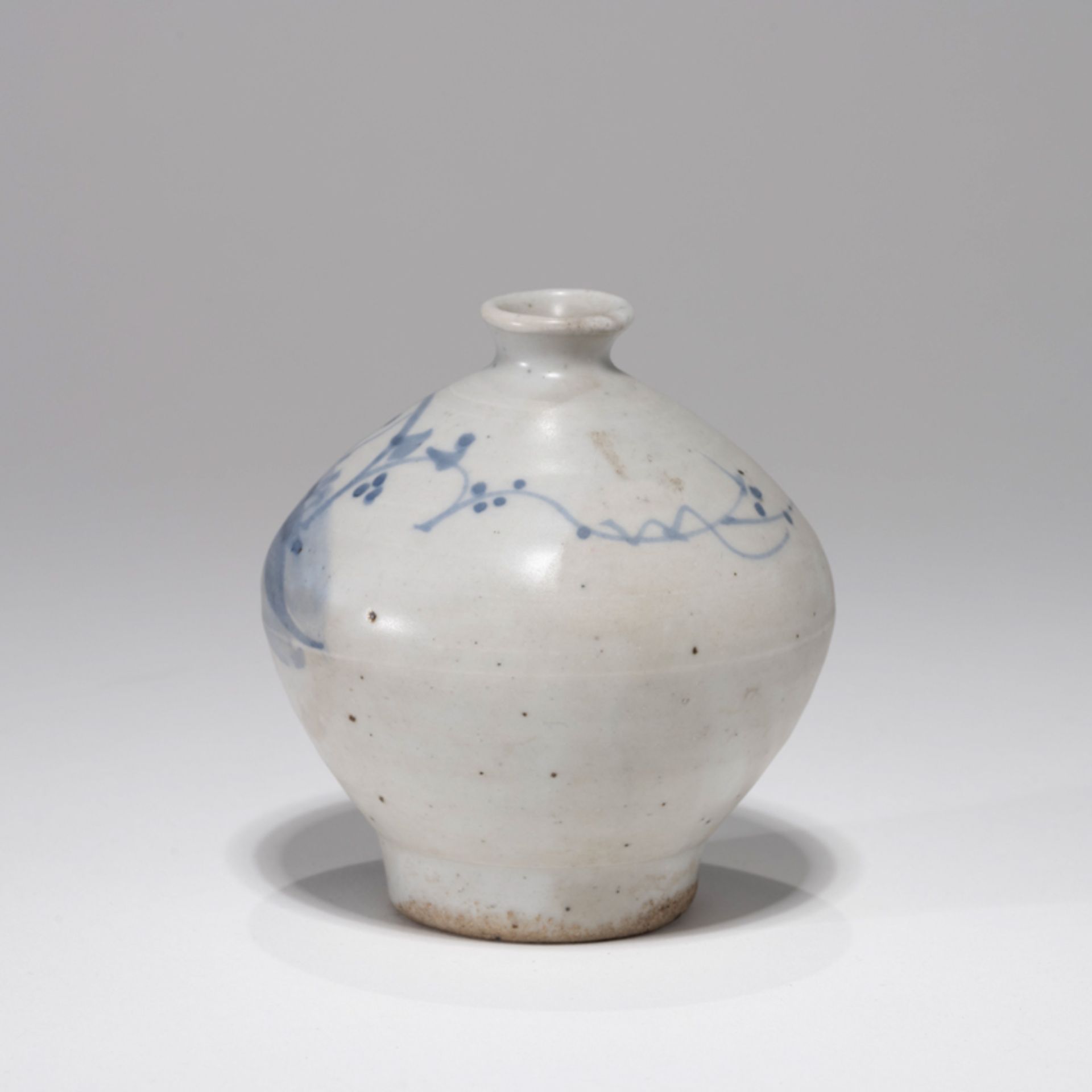 A SMALL KOREAN BLUE AND WHITE 'FLOWER' POT, JOSEON DYNASTY - Image 2 of 8