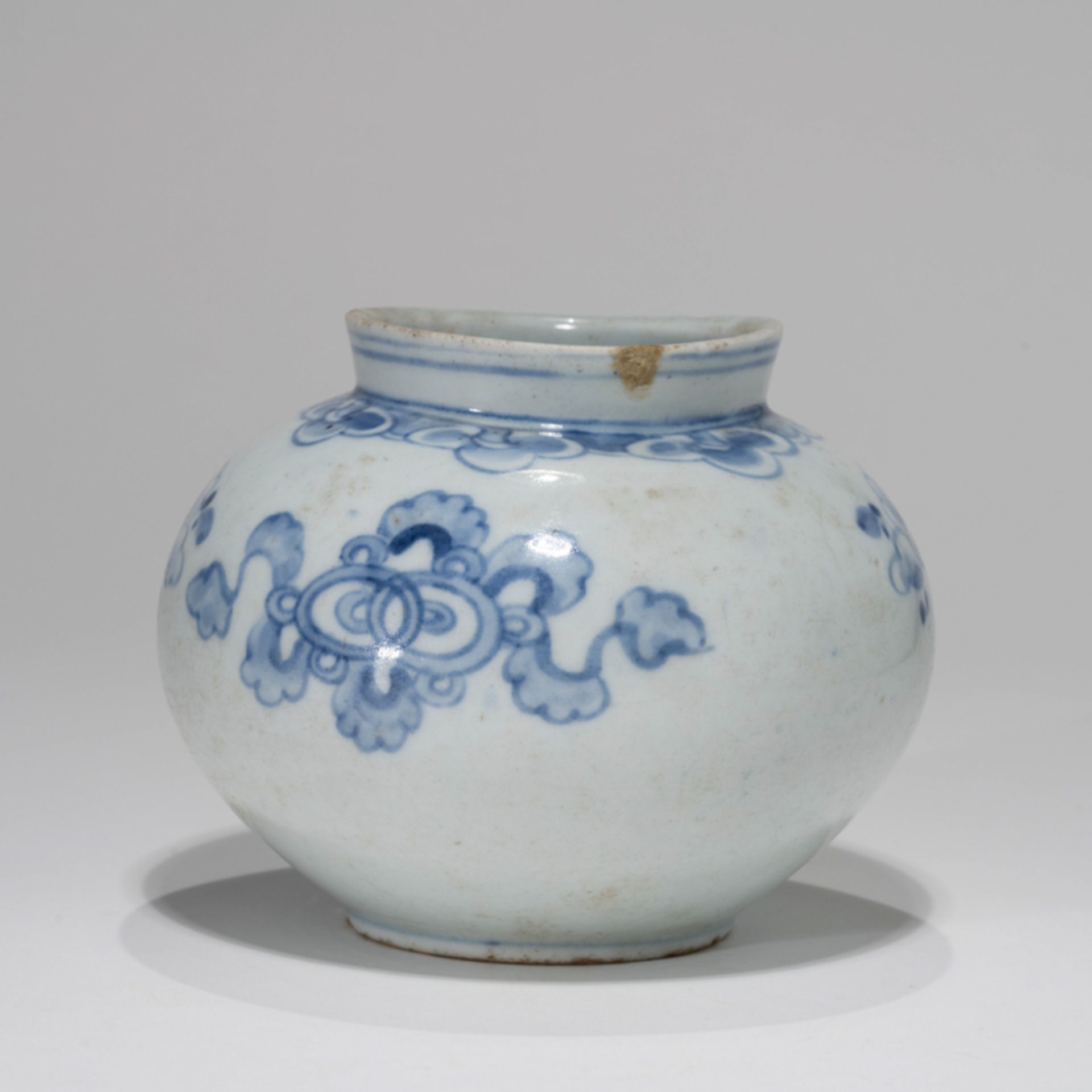 A KOREAN BLUE AND WHITE ‘AUSPICIOUS SYMBOLS AND FLOWERS’ ROUND POT, JOSEON DYNASTY - Image 2 of 8