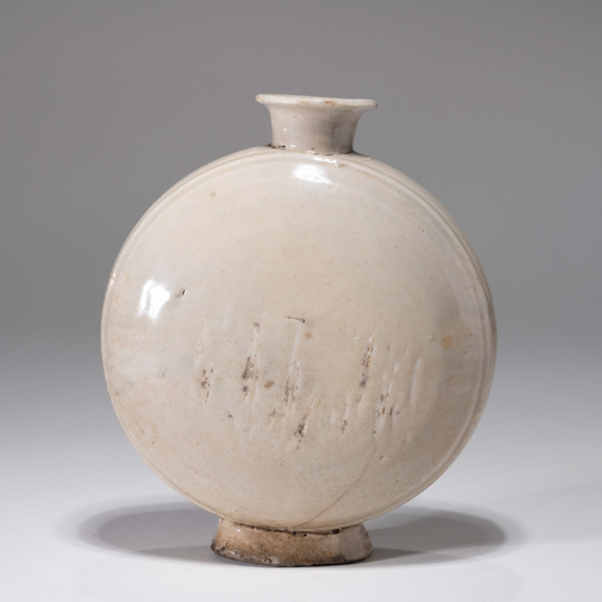 A KOREAN WHITE GLAZED FLAT BOTTLE, JOSEON DYNASTY