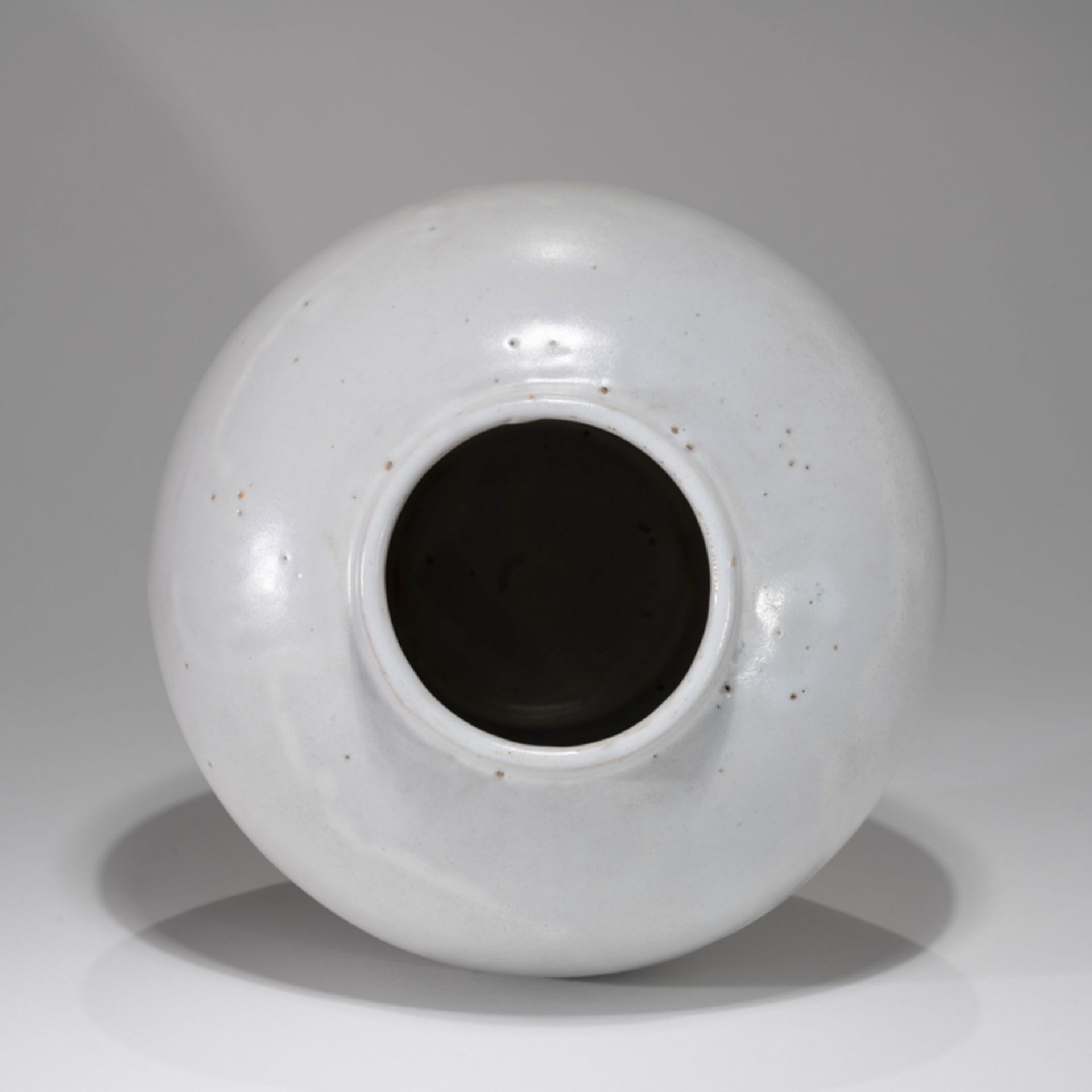 A KOREAN WHITE GLAZED ROUND POT, JOSEON DYNASTY - Image 6 of 8