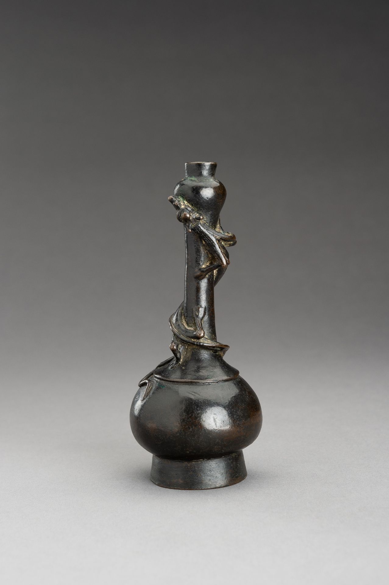 A BRONZE CHILONG BOTTLE VASE, 17TH CENTURY - Image 2 of 10