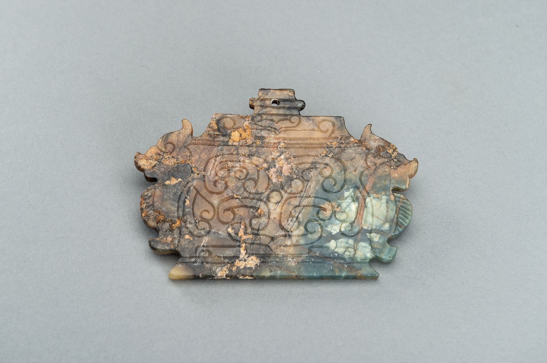 AN ARCHAISTIC JADE PLAQUE WITH CHILONG - Image 6 of 8