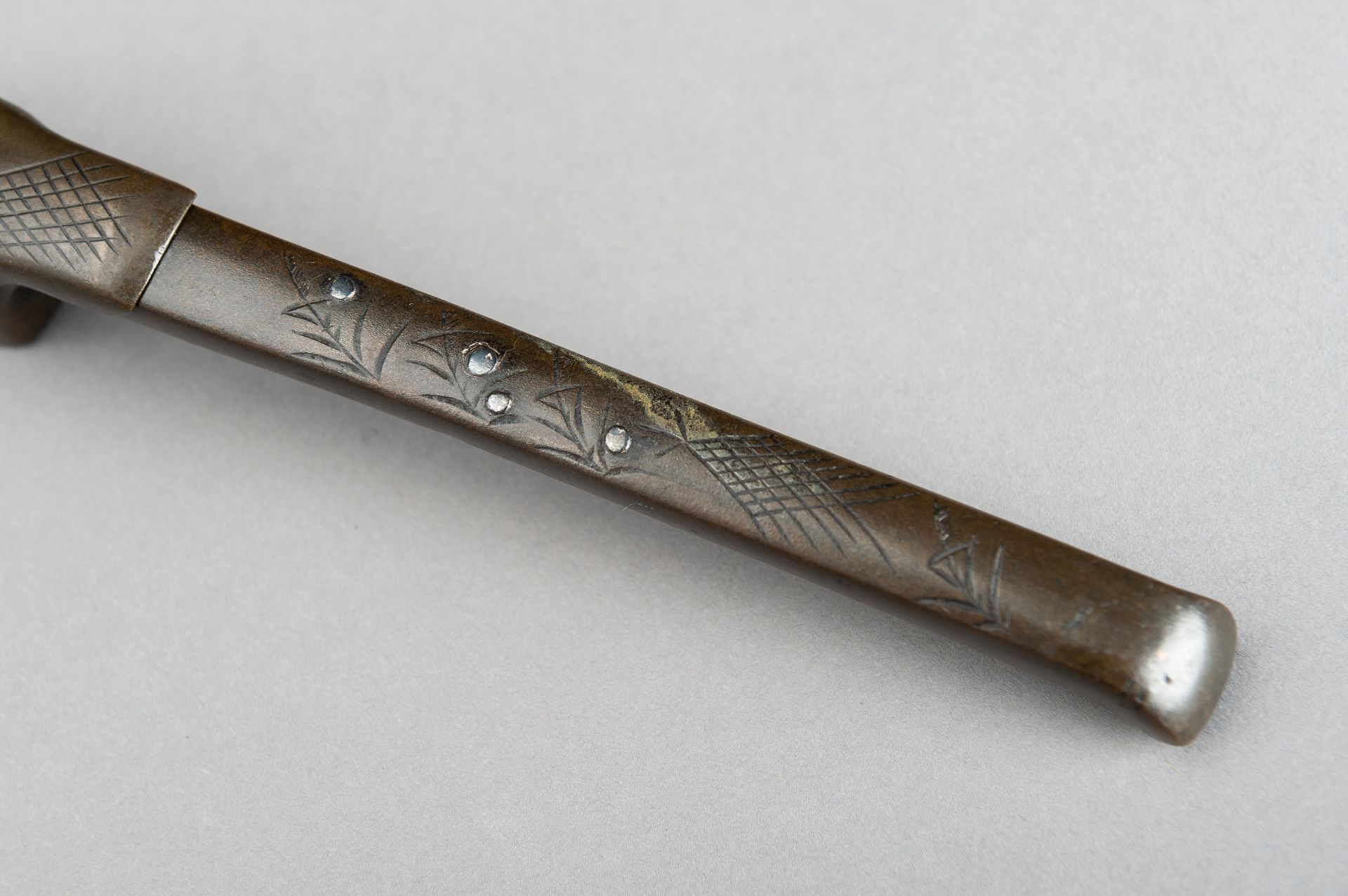 RYUBUNDO: A SILVER INLAID BRONZE 'BATS' YATATE, EDO - Bild 6 aus 13