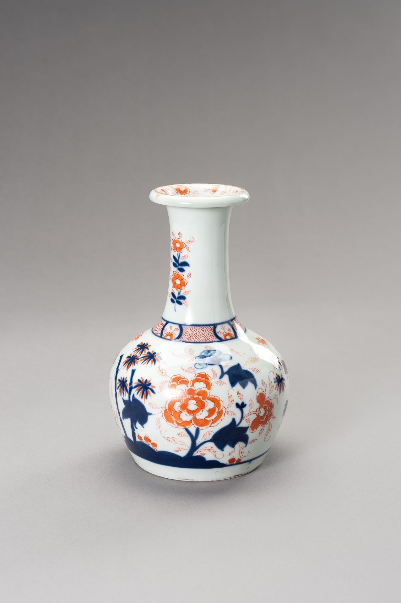 AN IMARI 'FLOWERS AND BAMBOO' PORCELAIN VASE, QING DYNASTY - Image 4 of 11