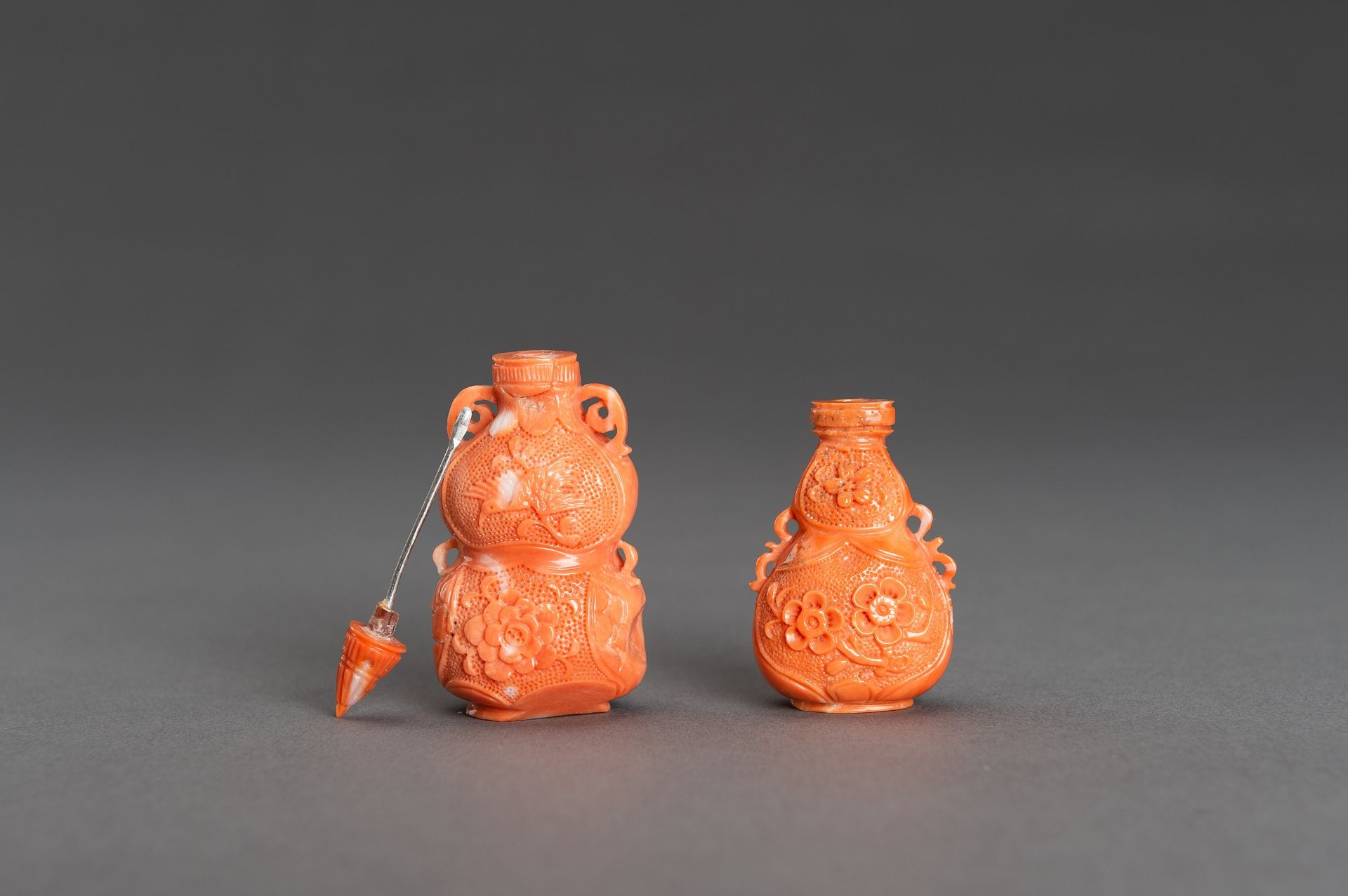 TWO CARVED MOMO CORAL SNUFF BOTTLES, c. 1920s - Bild 11 aus 15