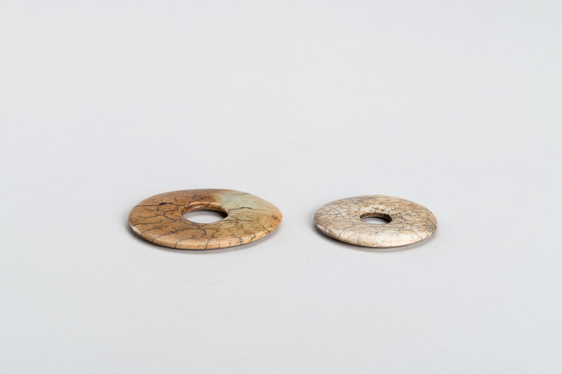 TWO SMALL JADE DISCS - Bild 7 aus 8