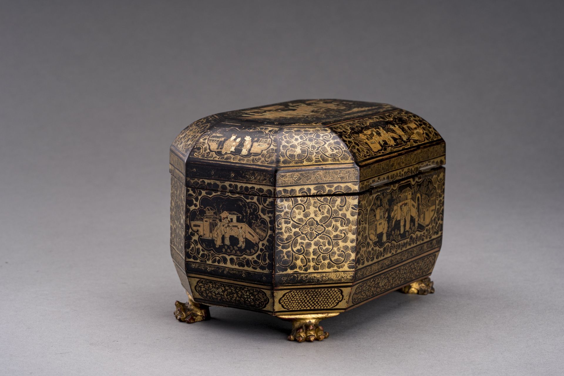 AN OCTAGONAL EXPORT LAQUER BOX WITH FIGURAL SCENES - Image 2 of 11