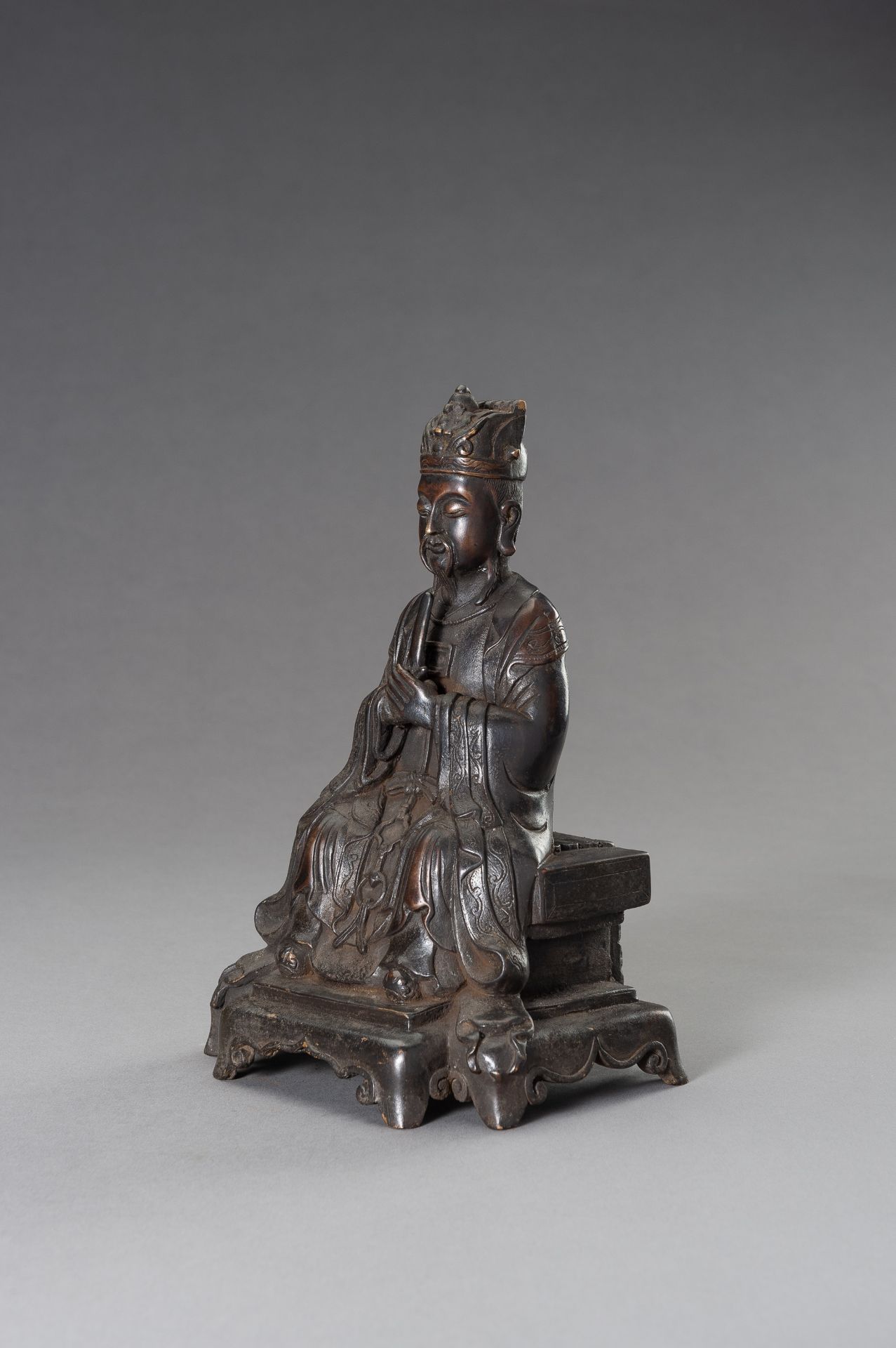 A MING-STYLE BRONZE FIGURE OF A DIGNITARY - Image 2 of 9