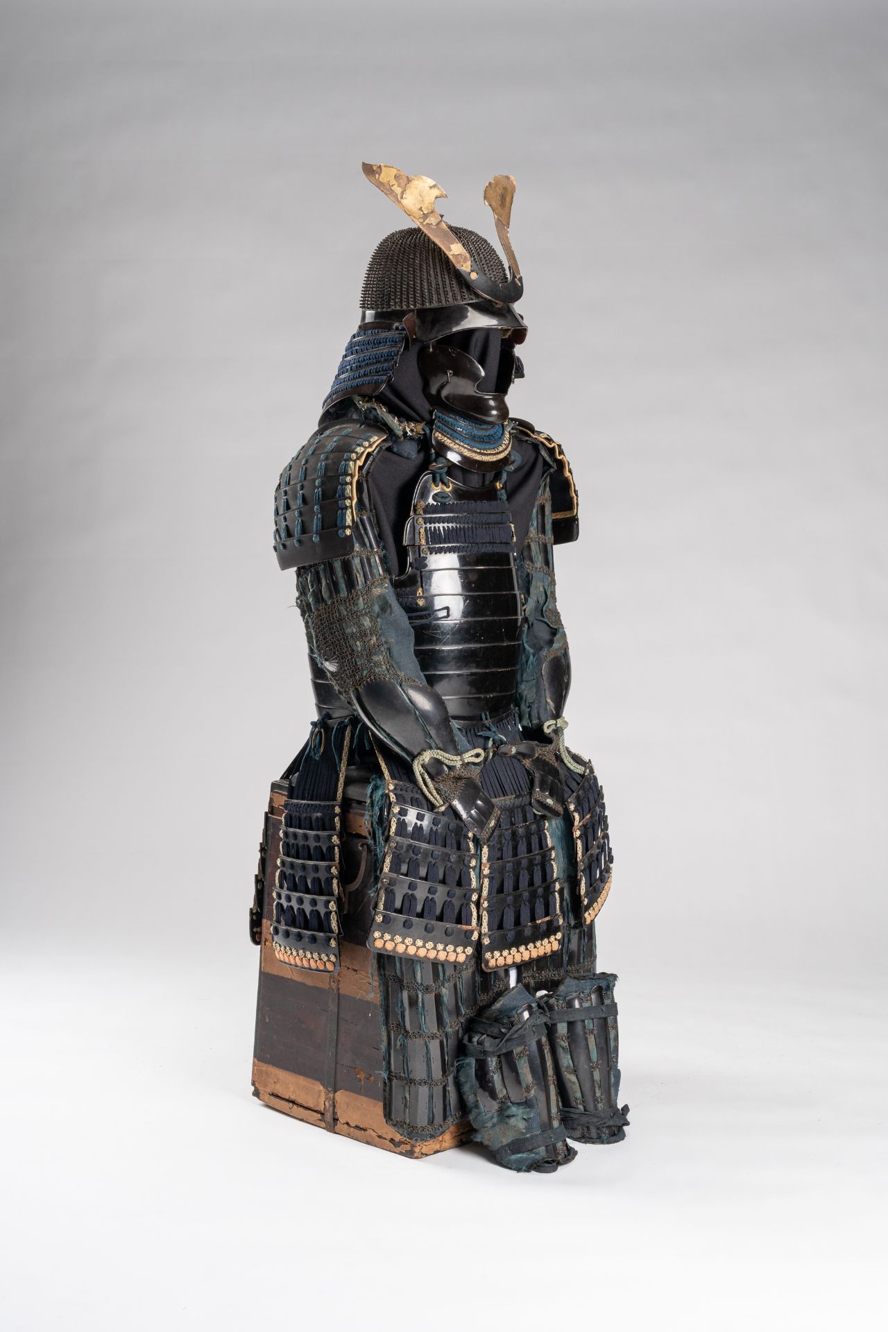 A SUIT OF ARMOR WITH KOBOSHI KABUTO AND KUWAGATA MAEDATE - Bild 6 aus 10