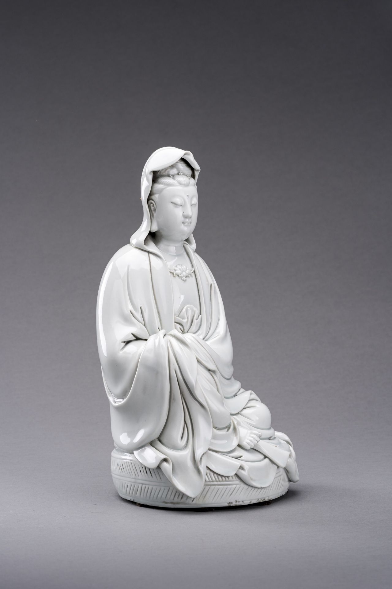 A DEHUA FIGURE OF GUANYIN, QING DYNASTY - Bild 2 aus 7