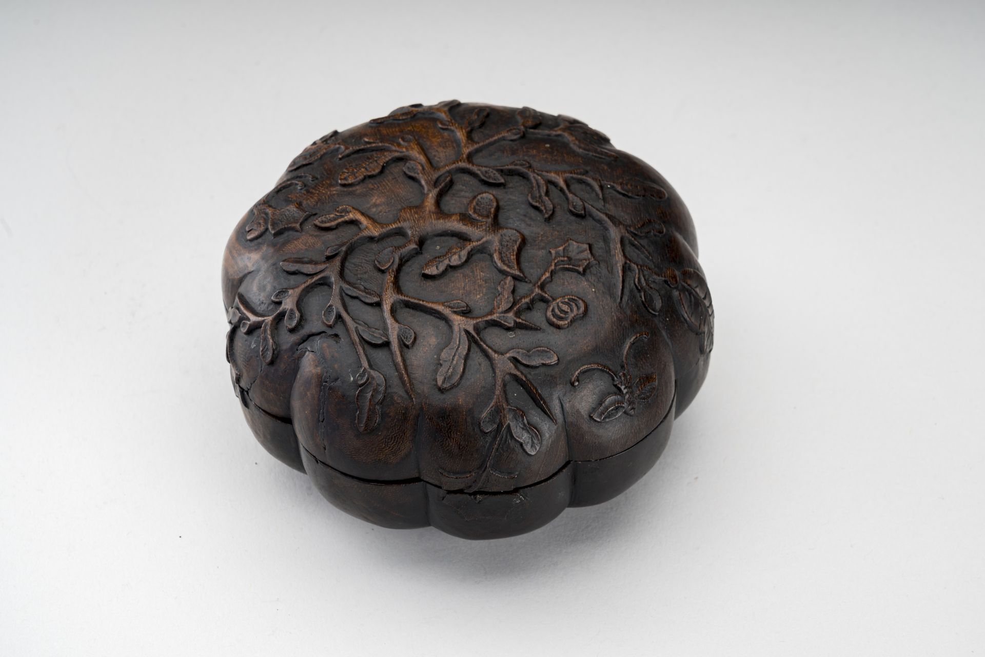 A MELON-SHAPED CARVED WOODEN BOX, QING - Image 4 of 8