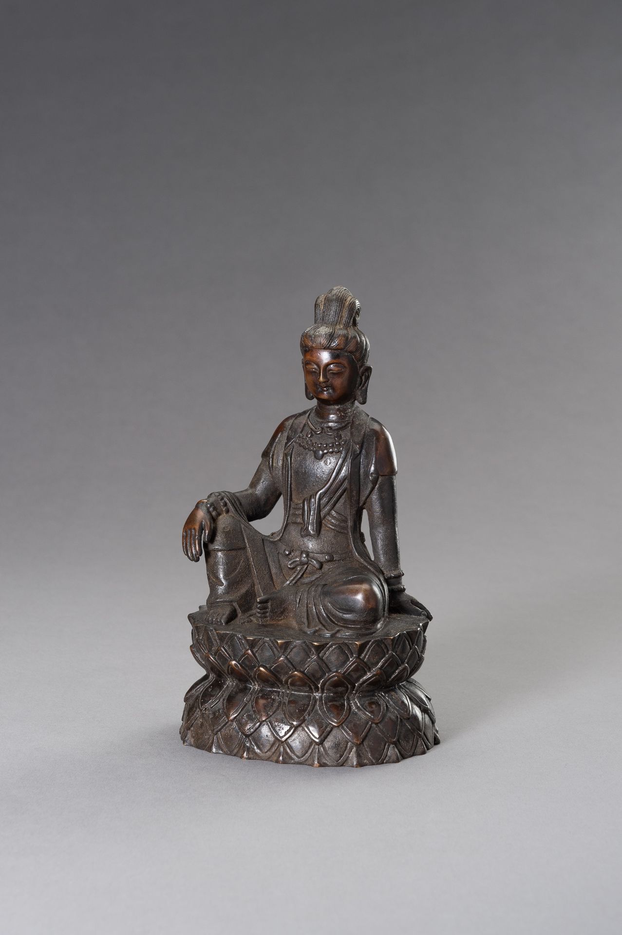 A BRONZE FIGURE OF GUANYIN, REPUBLIC PERIOD - Bild 4 aus 8