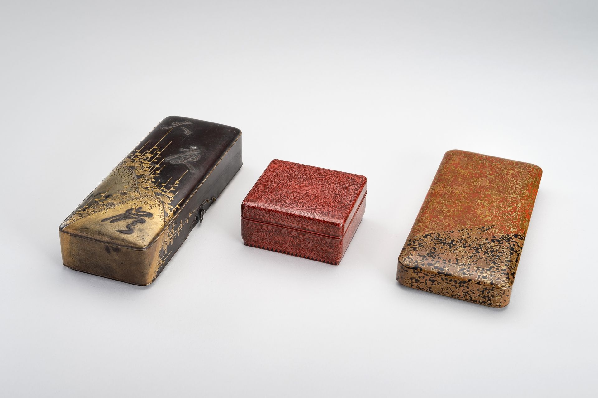 A GROUP OF THREE LACQUER BOXES - Image 6 of 16