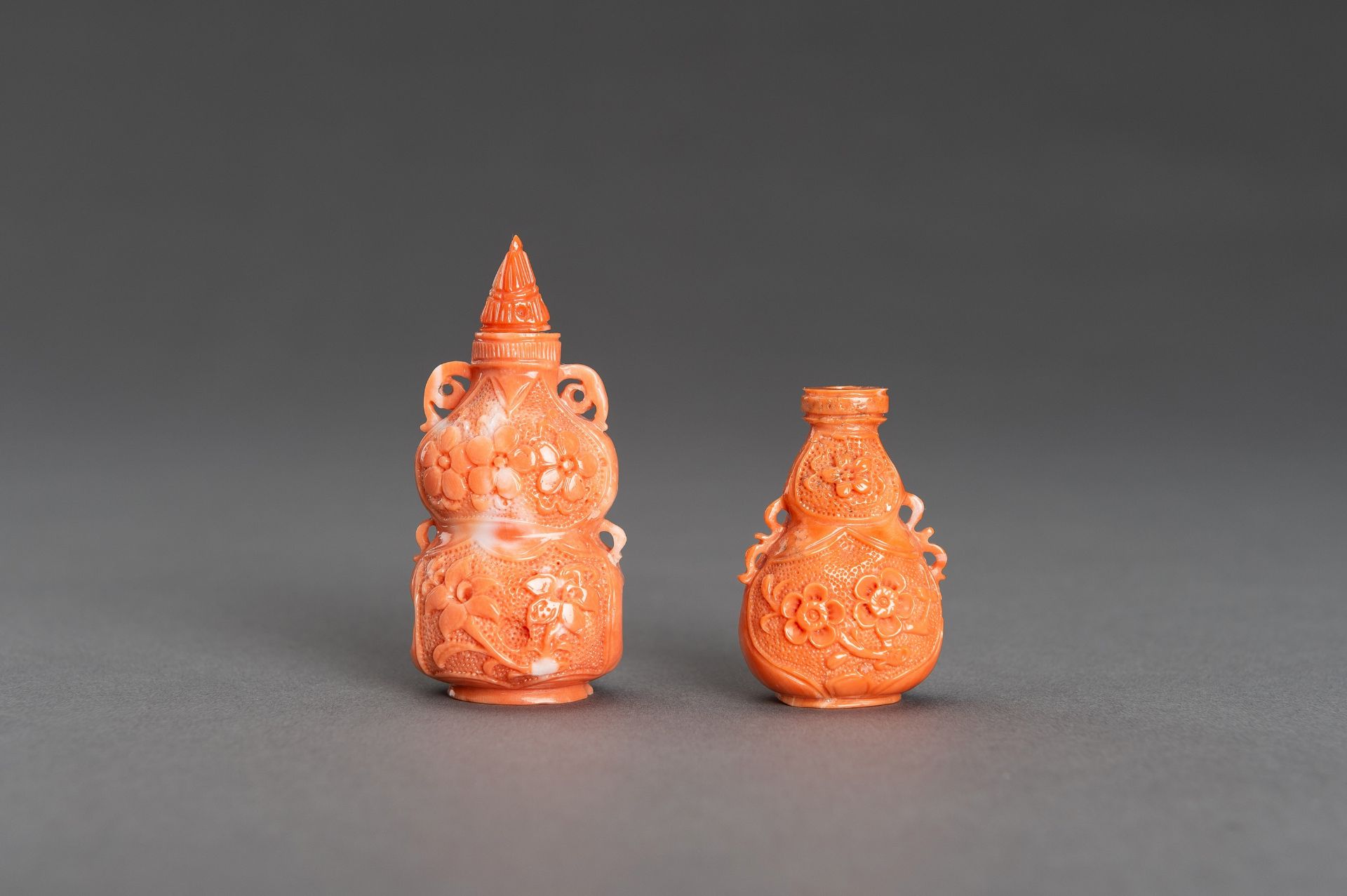 TWO CARVED MOMO CORAL SNUFF BOTTLES, c. 1920s - Bild 9 aus 15