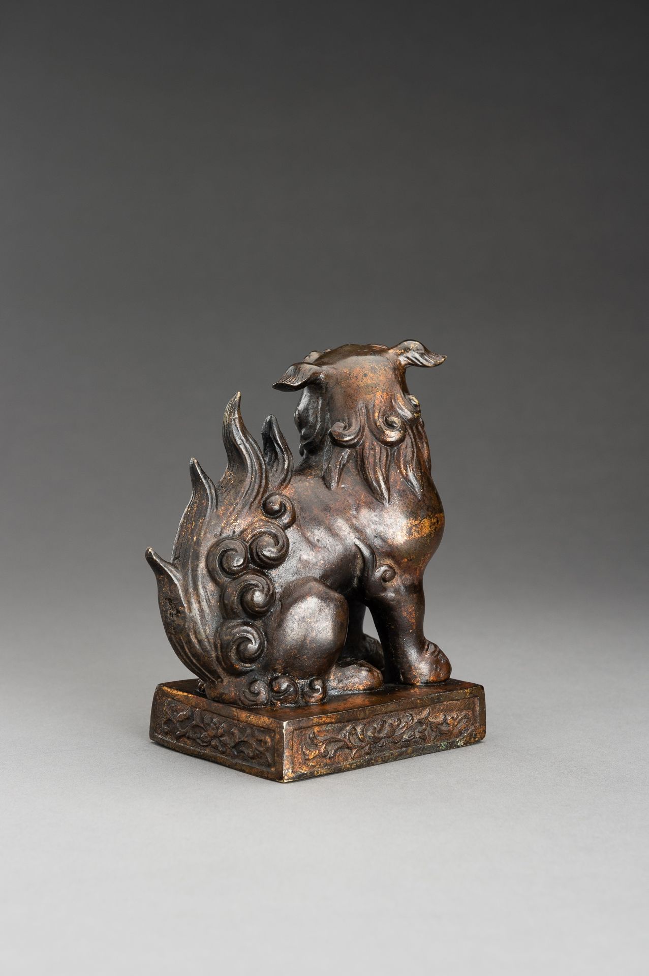 A LACQUER GILT BRONZE FIGURE OF A BUDDHIST LION, QING - Bild 7 aus 13